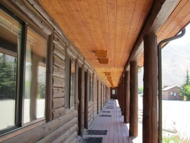 Facade/entrance in High Country Motel