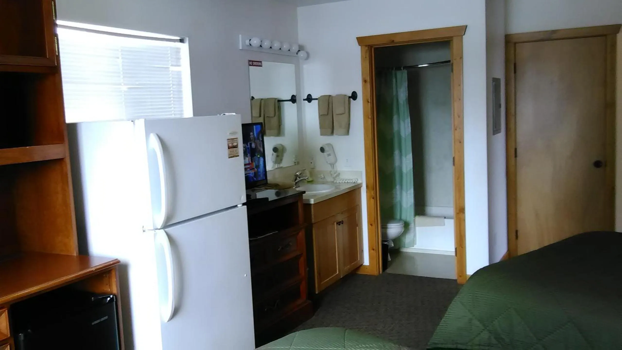 Kitchen or kitchenette, Bed in High Country Motel