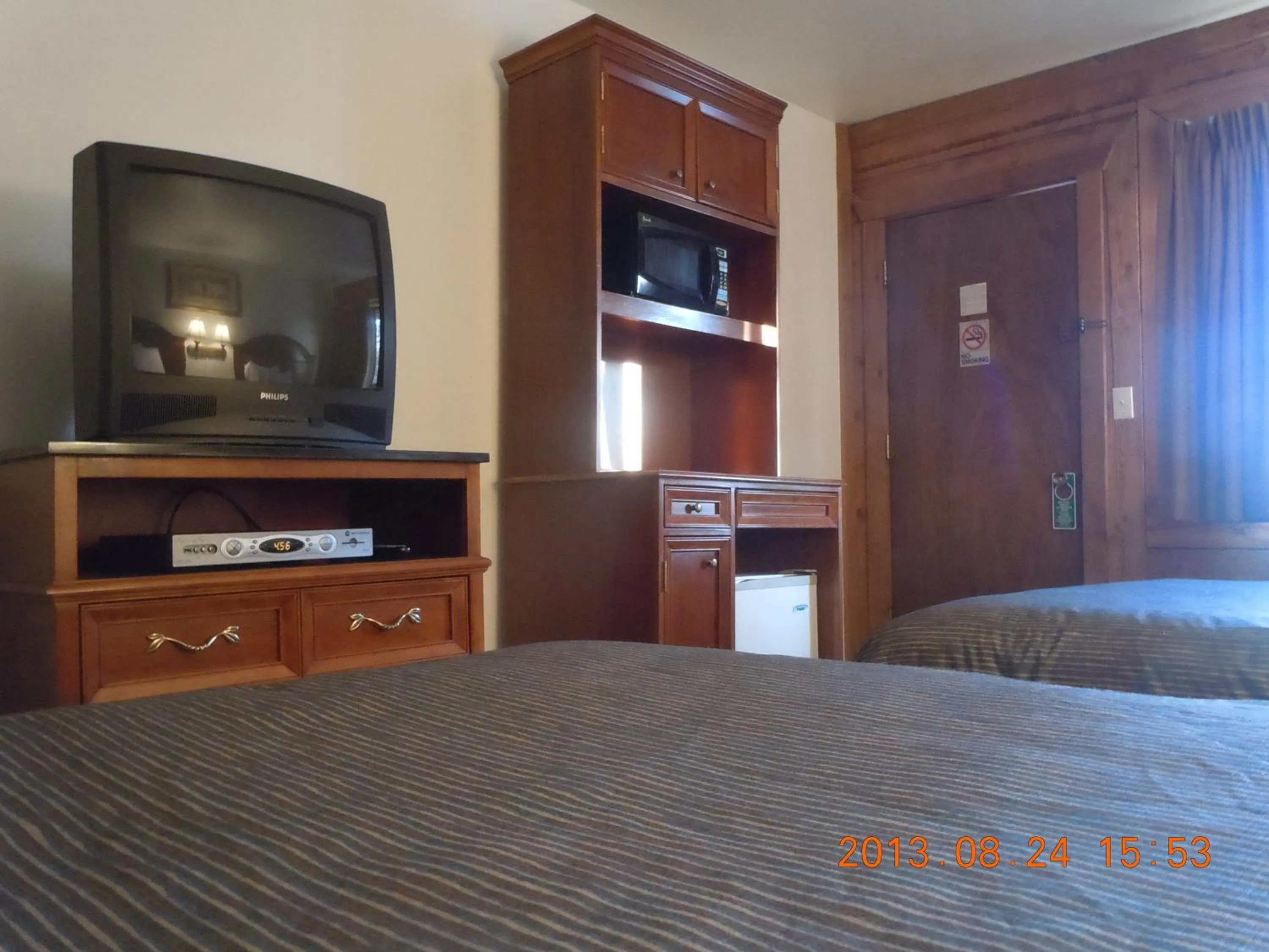 Day, Bed in High Country Motel