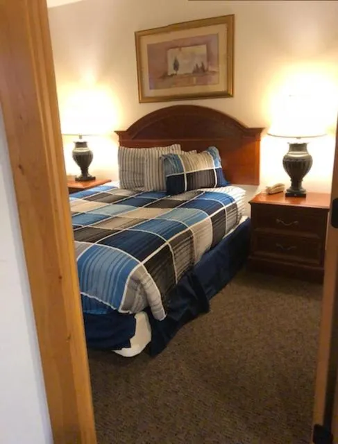Bedroom, Bed in High Country Motel