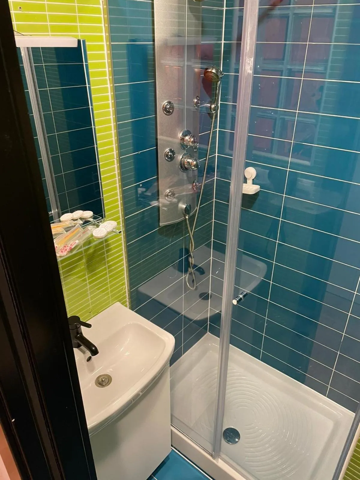 Shower in OPERA ROOMS