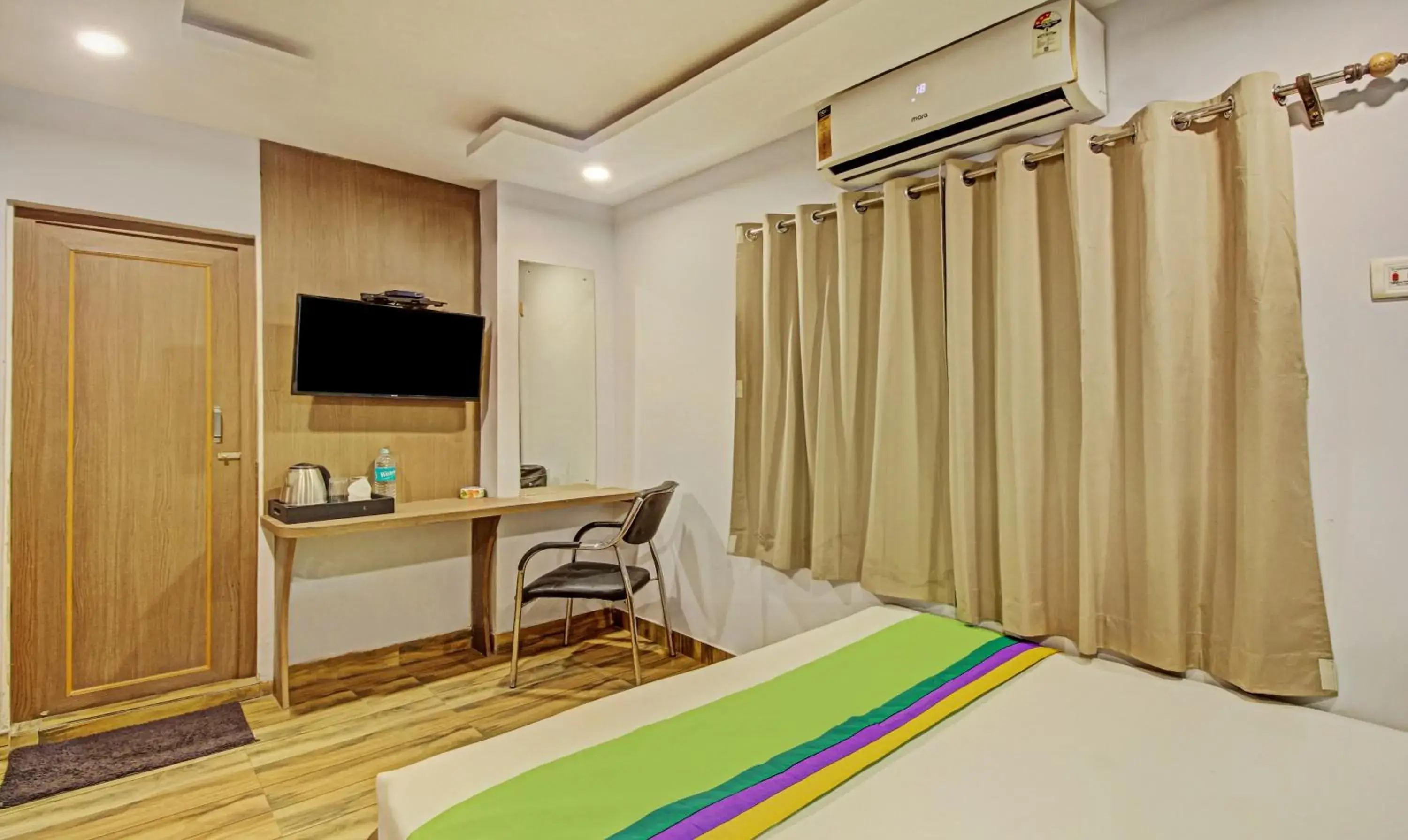 TV and multimedia, Bed in Hotel Royal Crowne near Kolkata Airport TV and multimedia, Bed in Hotel Royal Crowne near Kolkata Airport