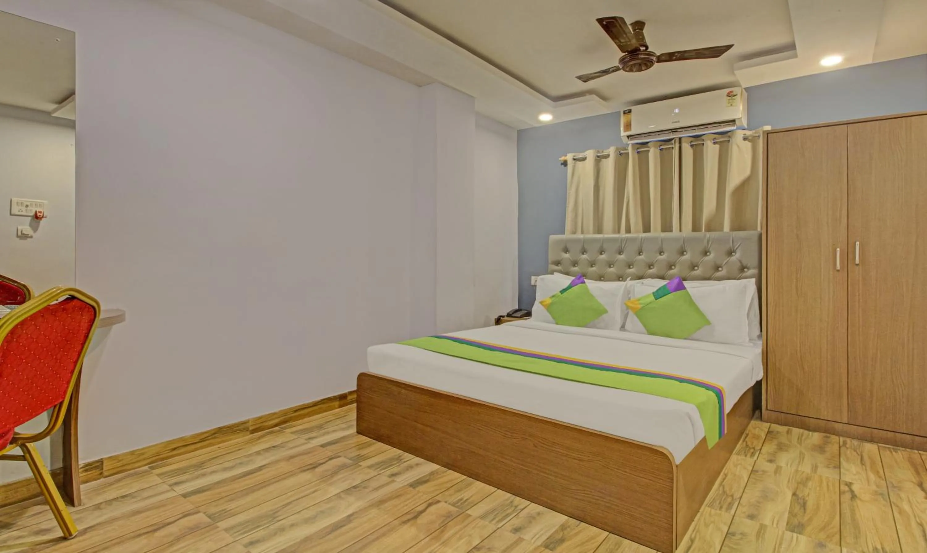 Bedroom, Bed in Hotel Royal Crowne near Kolkata Airport