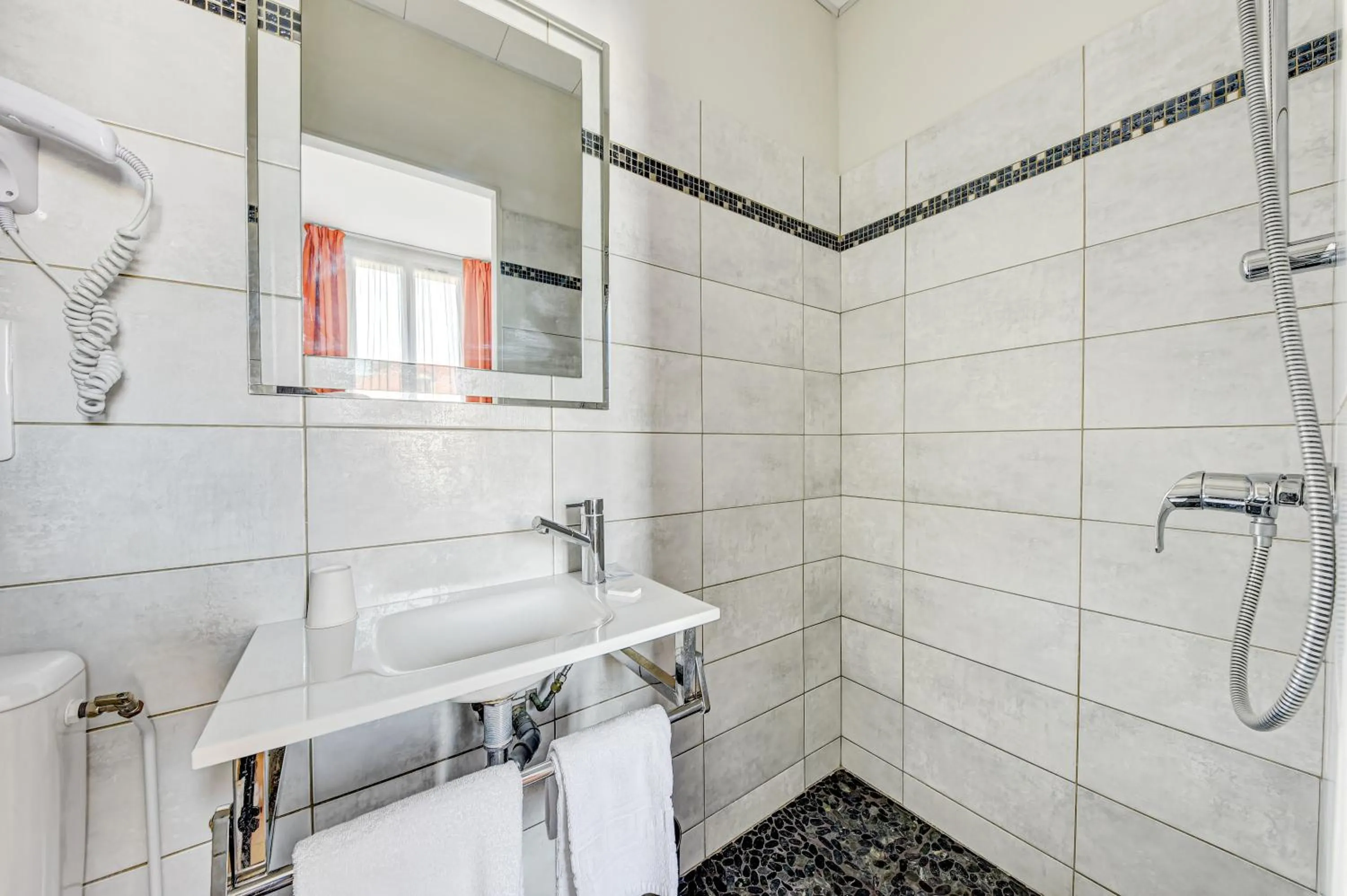 Bathroom in Hôtel Robespierre Ex Idéal hôtel Paris - Montreuil