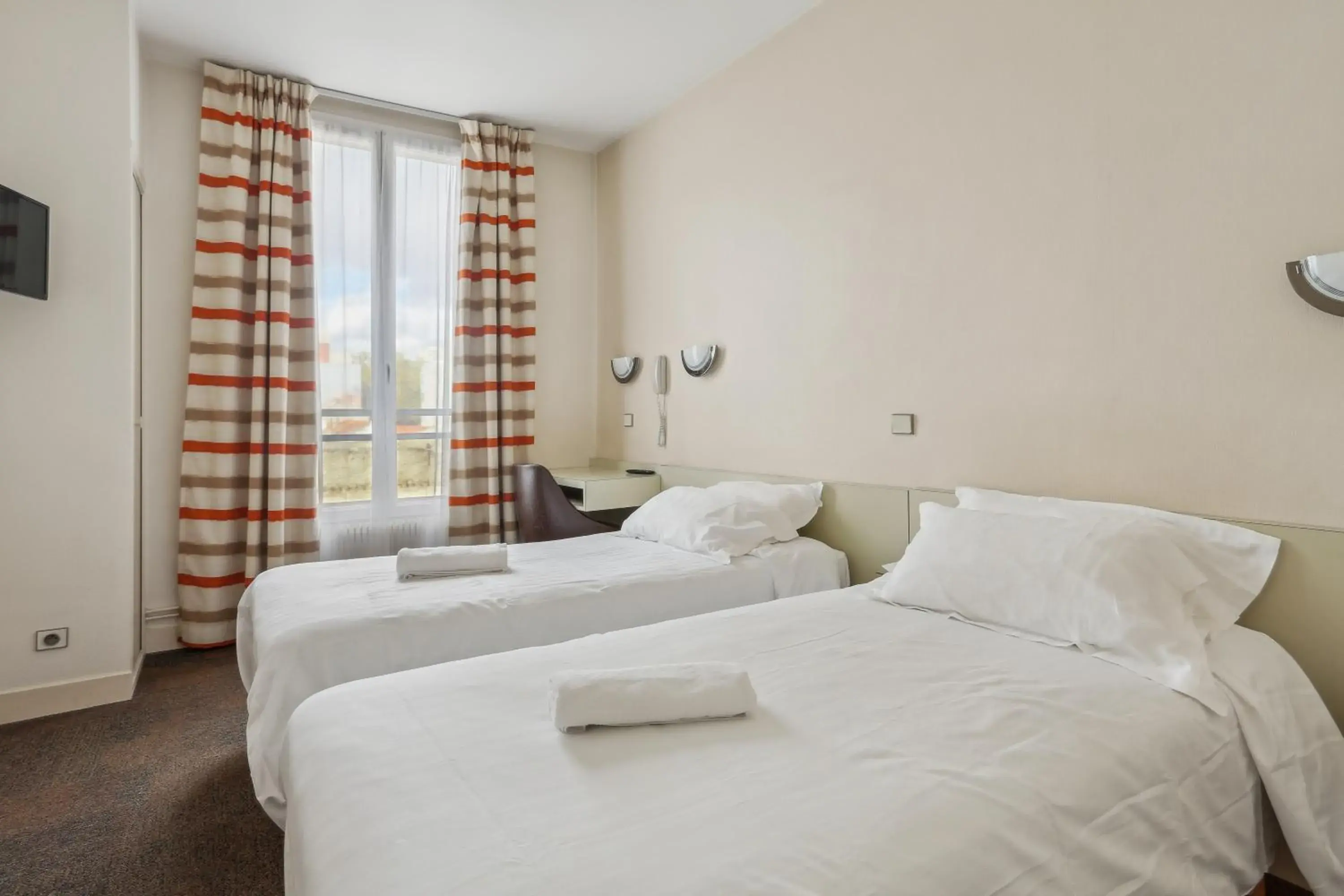 Twin Room in Hôtel Robespierre Ex Idéal hôtel Paris - Montreuil Twin Room in Hôtel Robespierre Ex Idéal hôtel Paris - Montreuil