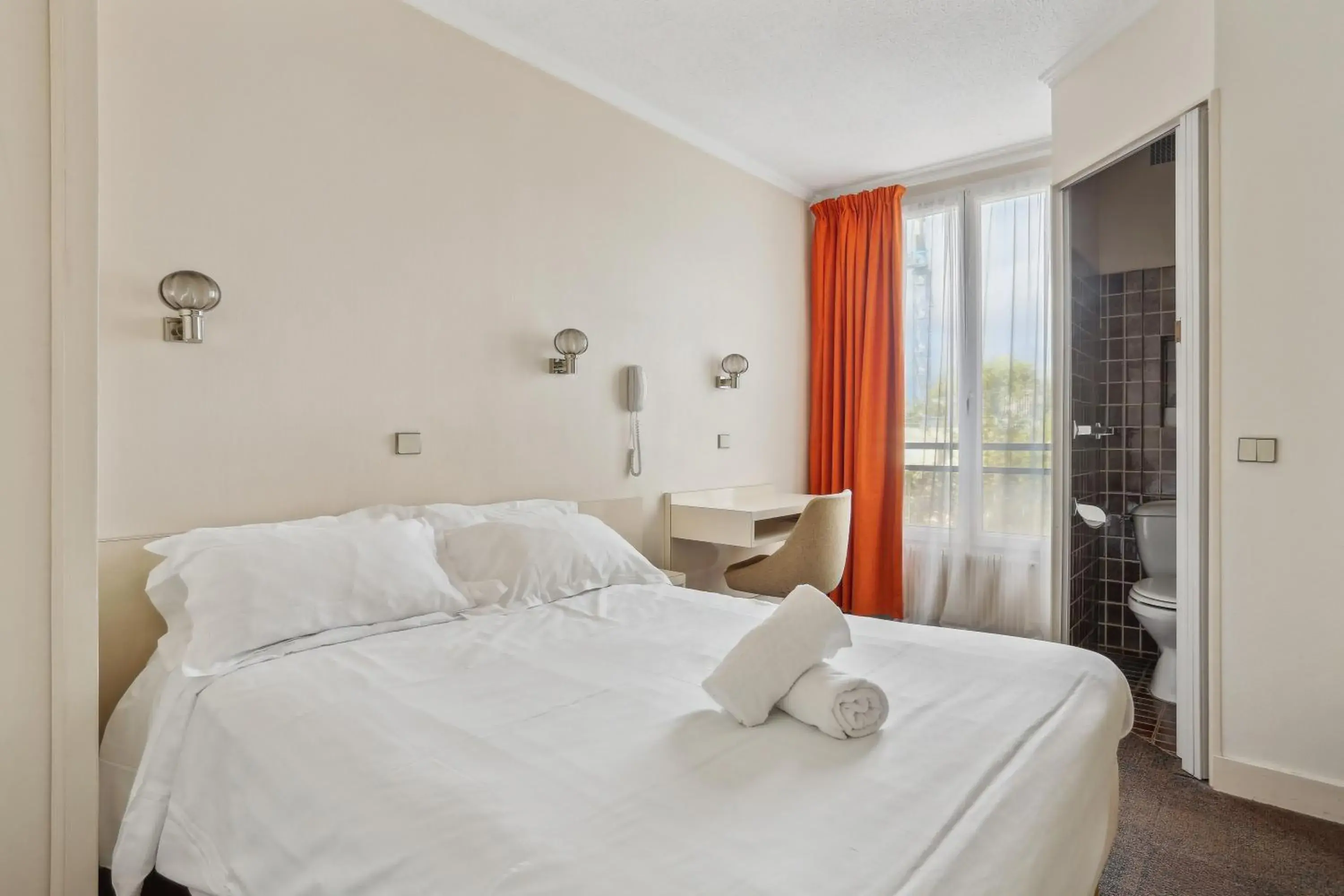 Standard Double Room in Hôtel Robespierre Ex Idéal hôtel Paris - Montreuil Standard Double Room in Hôtel Robespierre Ex Idéal hôtel Paris - Montreuil