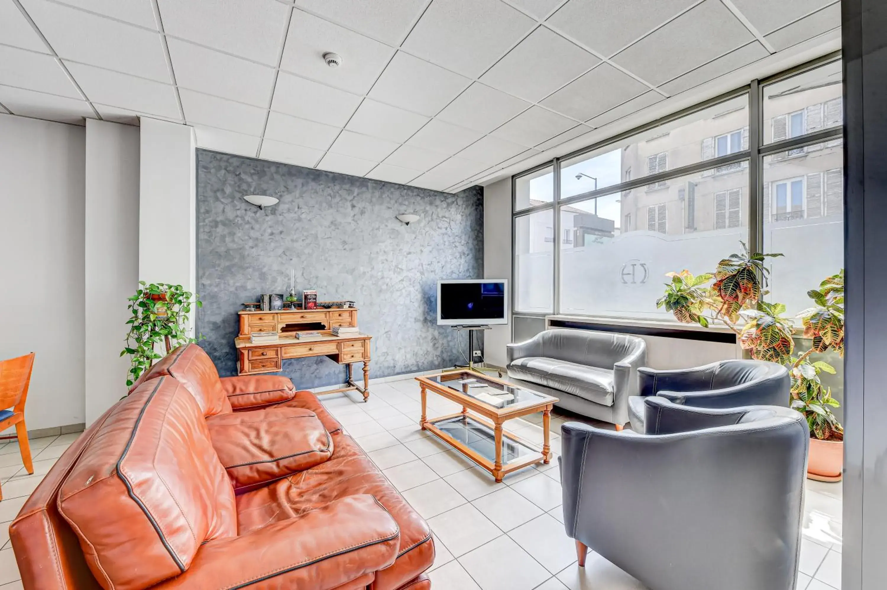 Living room in Hôtel Robespierre Ex Idéal hôtel Paris - Montreuil Living room in Hôtel Robespierre Ex Idéal hôtel Paris - Montreuil