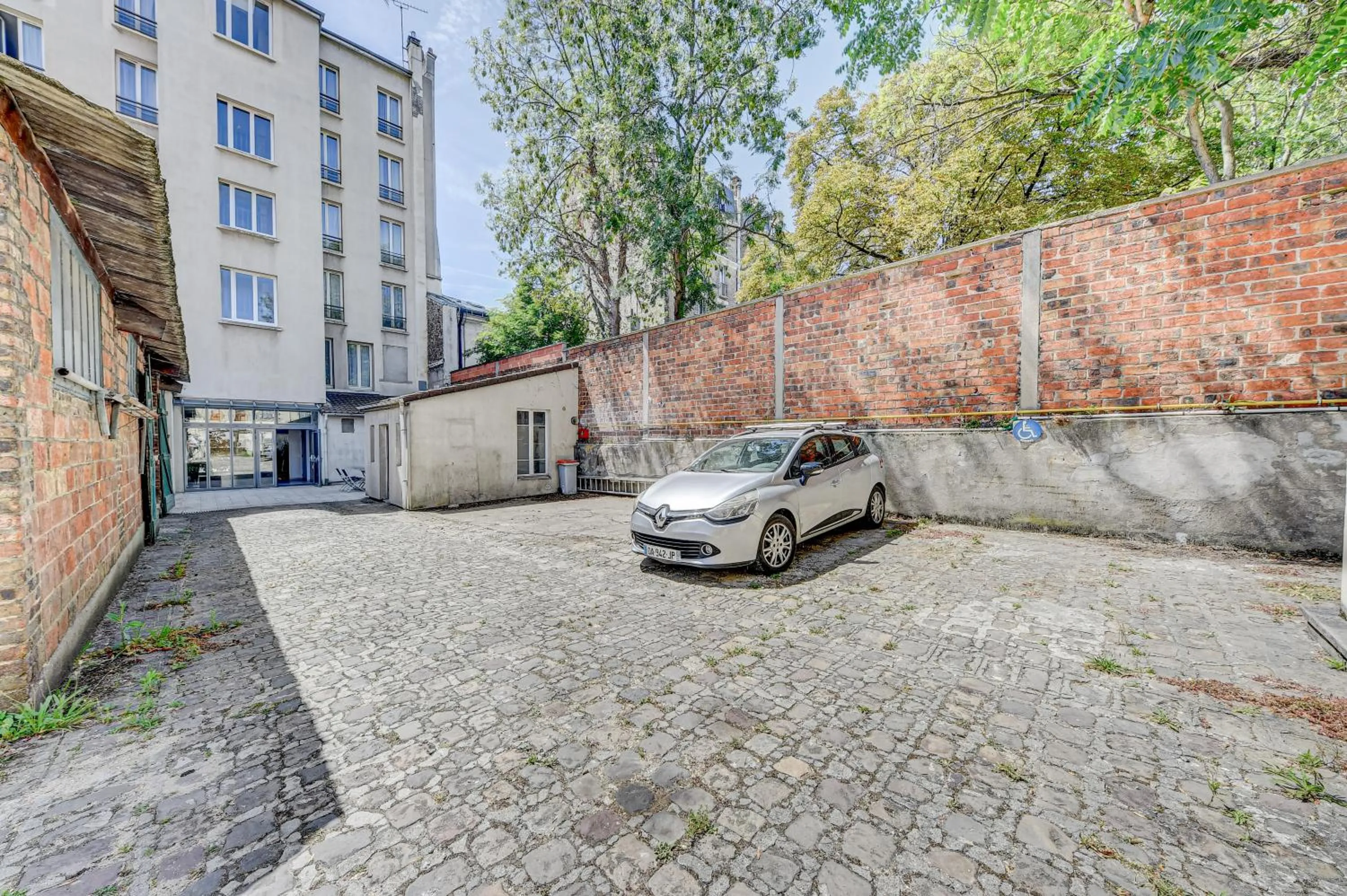 Parking in Hôtel Robespierre Ex Idéal hôtel Paris - Montreuil