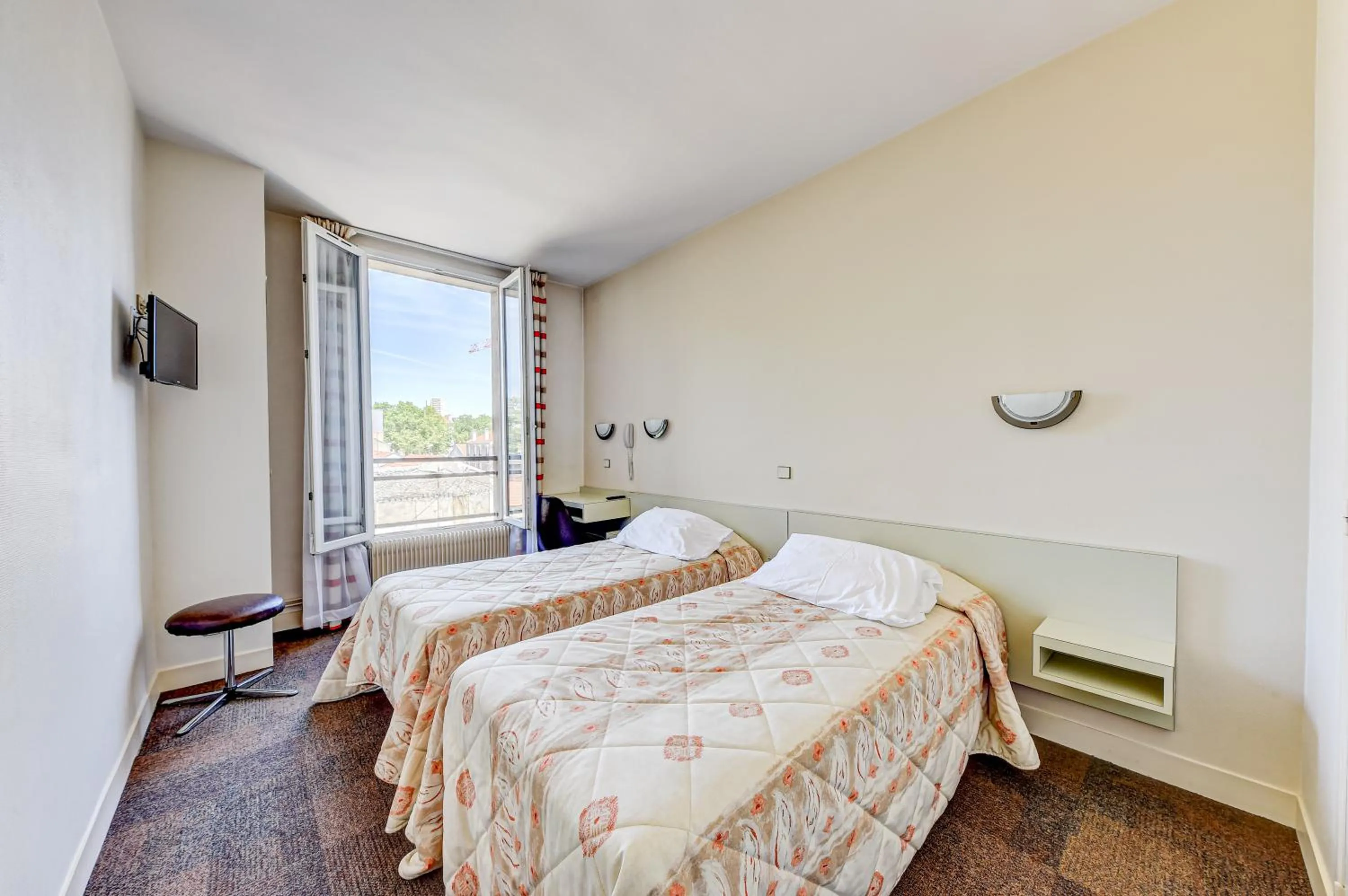 Bed in Hôtel Robespierre Ex Idéal hôtel Paris - Montreuil