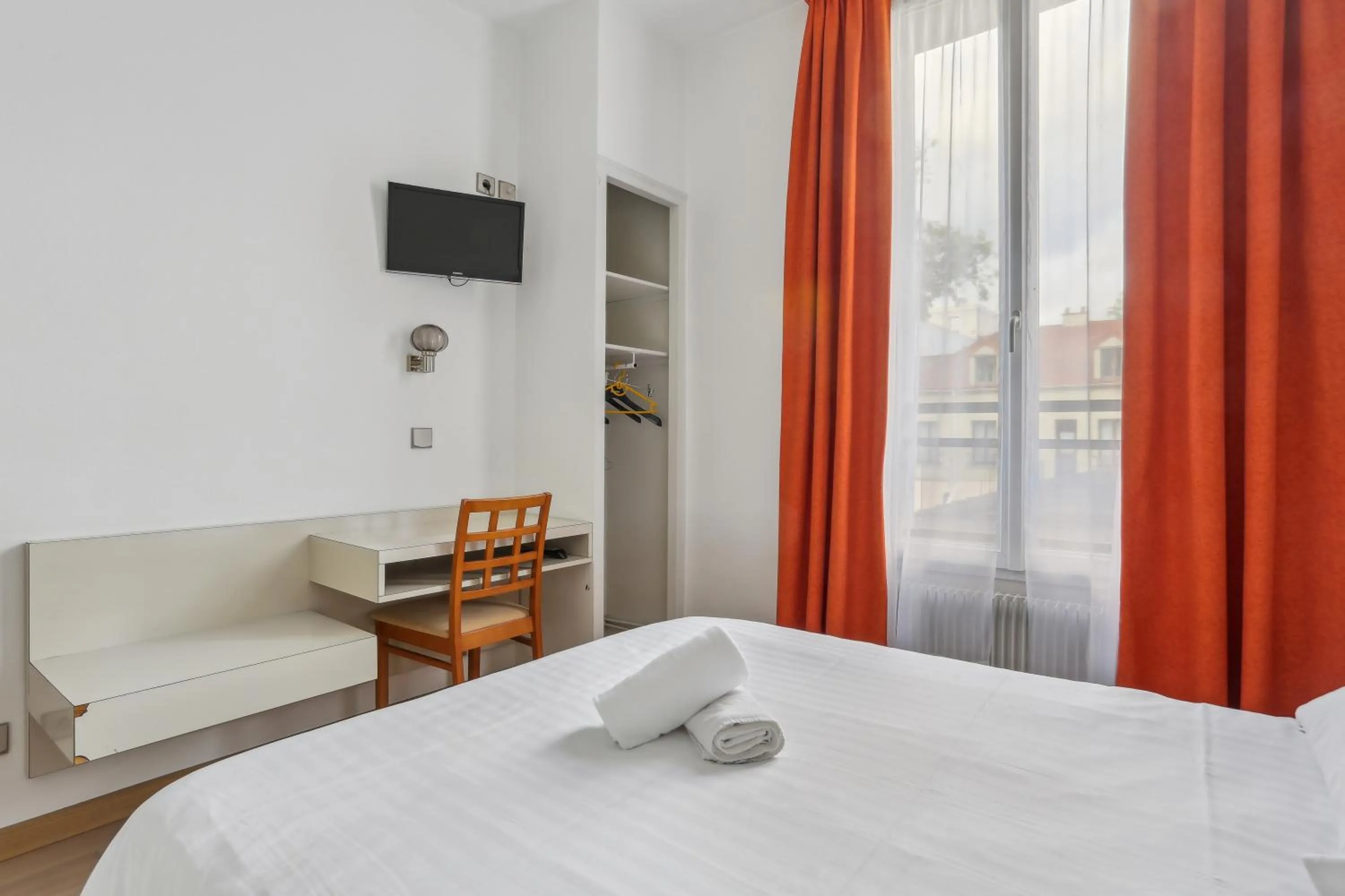 Bed in Hôtel Robespierre Ex Idéal hôtel Paris - Montreuil