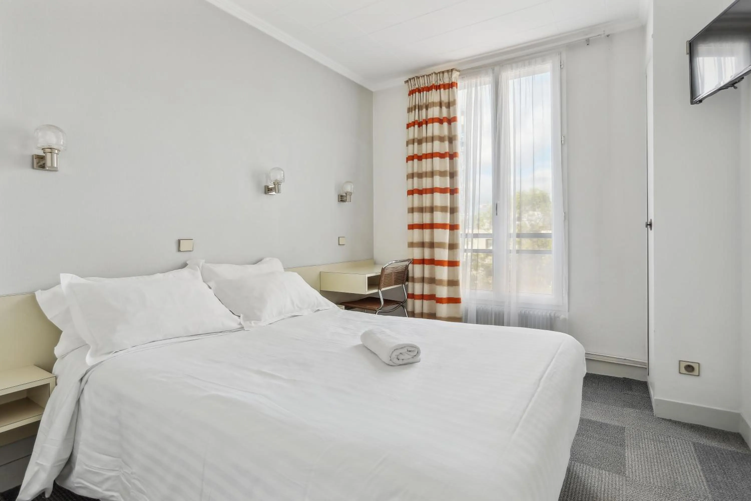 Bed in Hôtel Robespierre Ex Idéal hôtel Paris - Montreuil