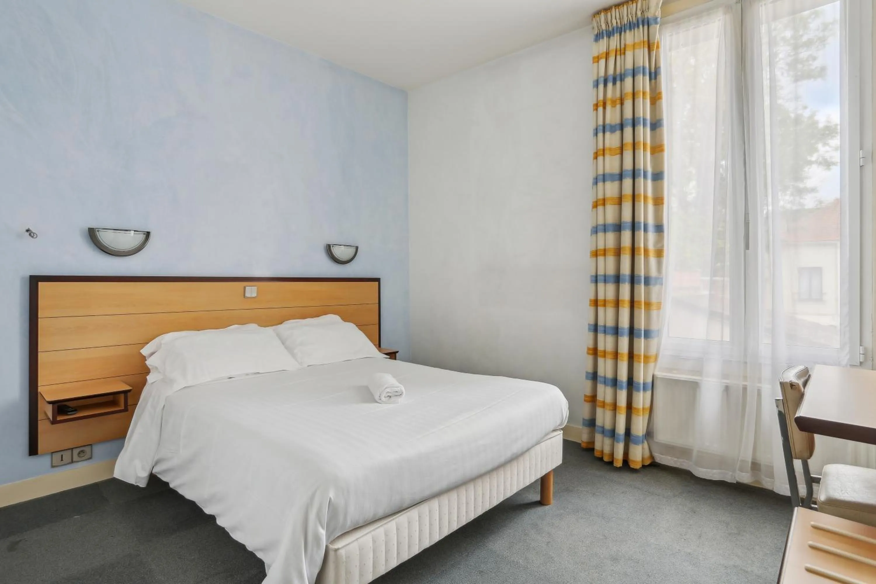 Bed in Hôtel Robespierre Ex Idéal hôtel Paris - Montreuil