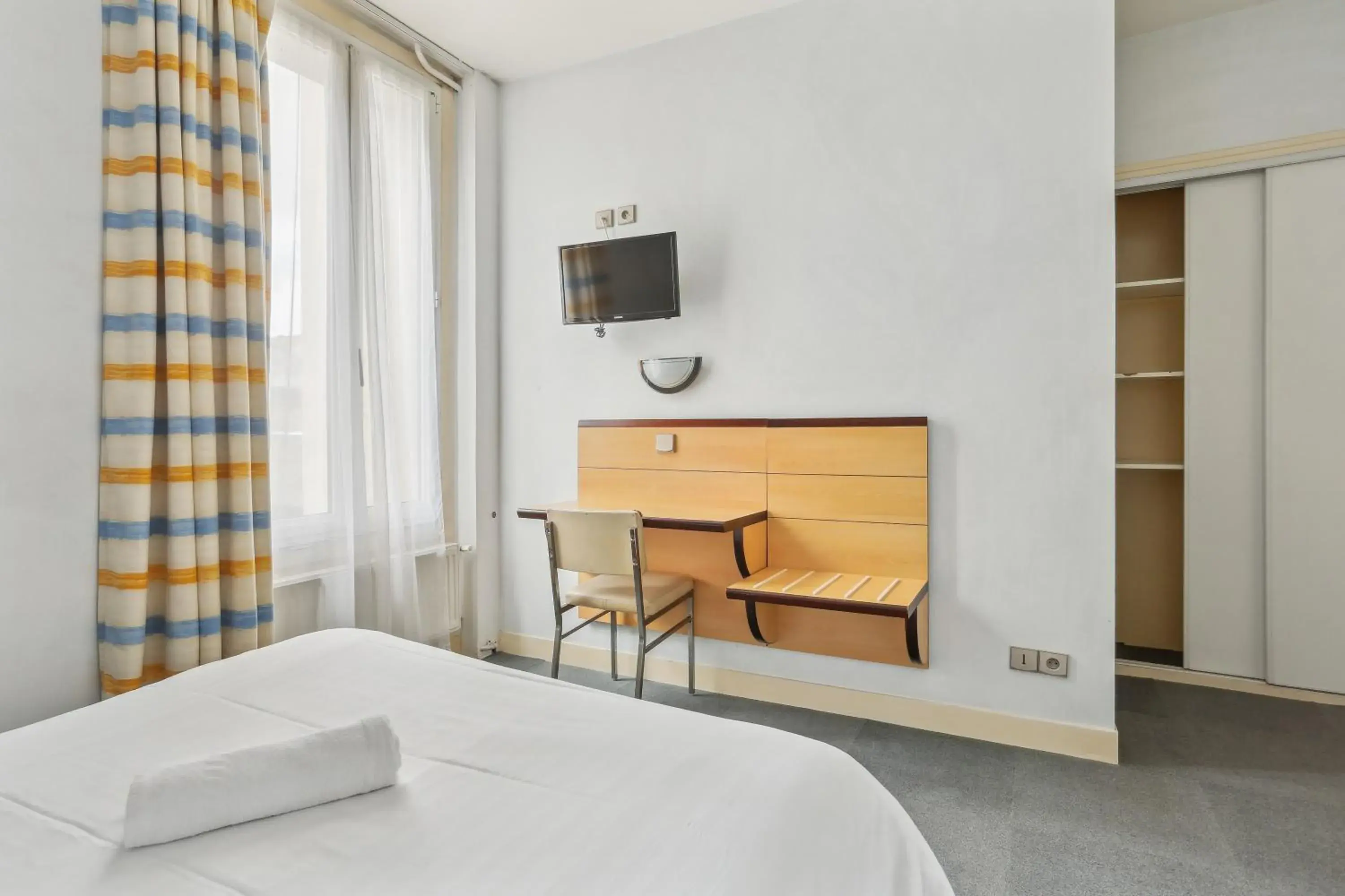 Bed in Hôtel Robespierre Ex Idéal hôtel Paris - Montreuil Bed in Hôtel Robespierre Ex Idéal hôtel Paris - Montreuil