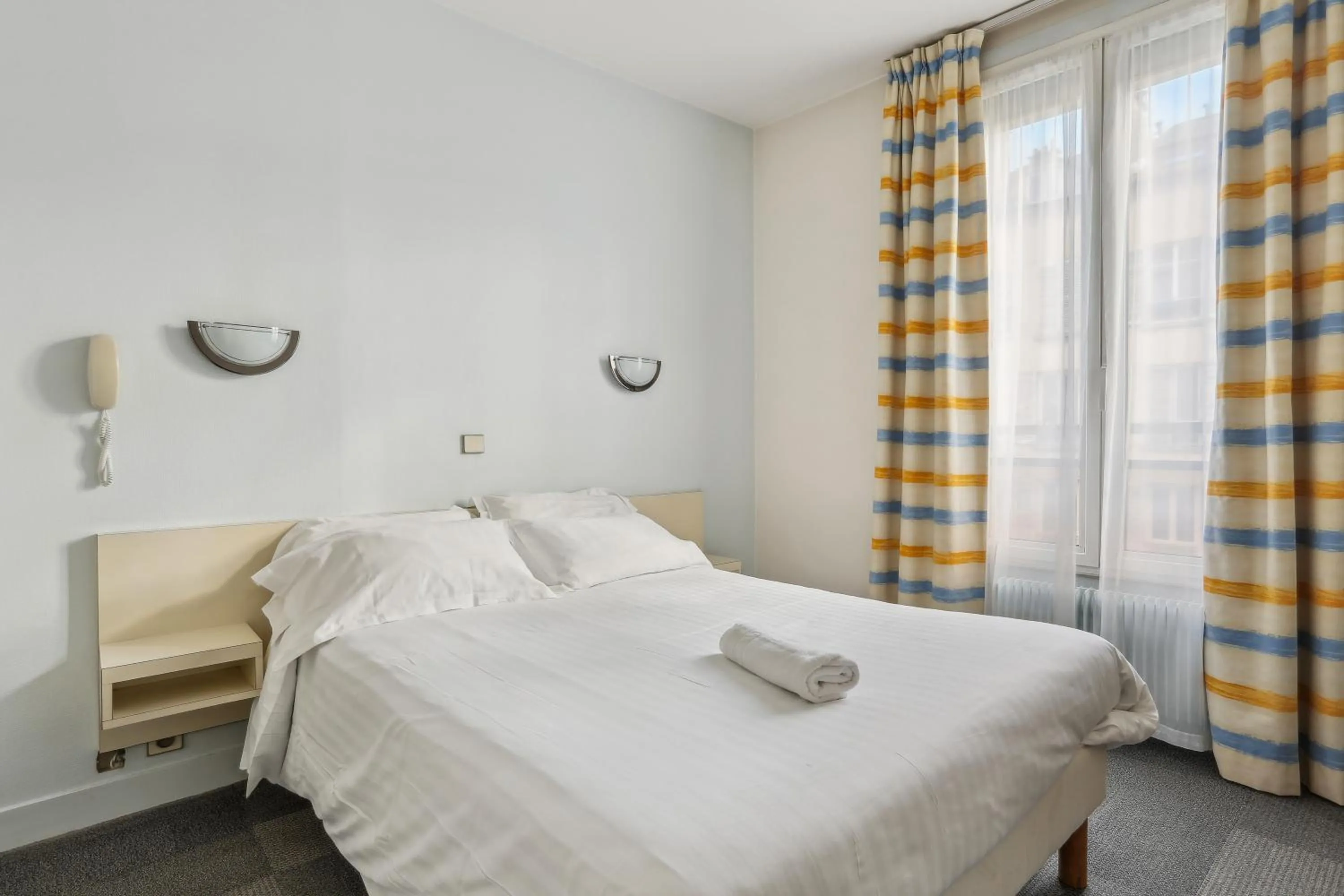 Bed in Hôtel Robespierre Ex Idéal hôtel Paris - Montreuil