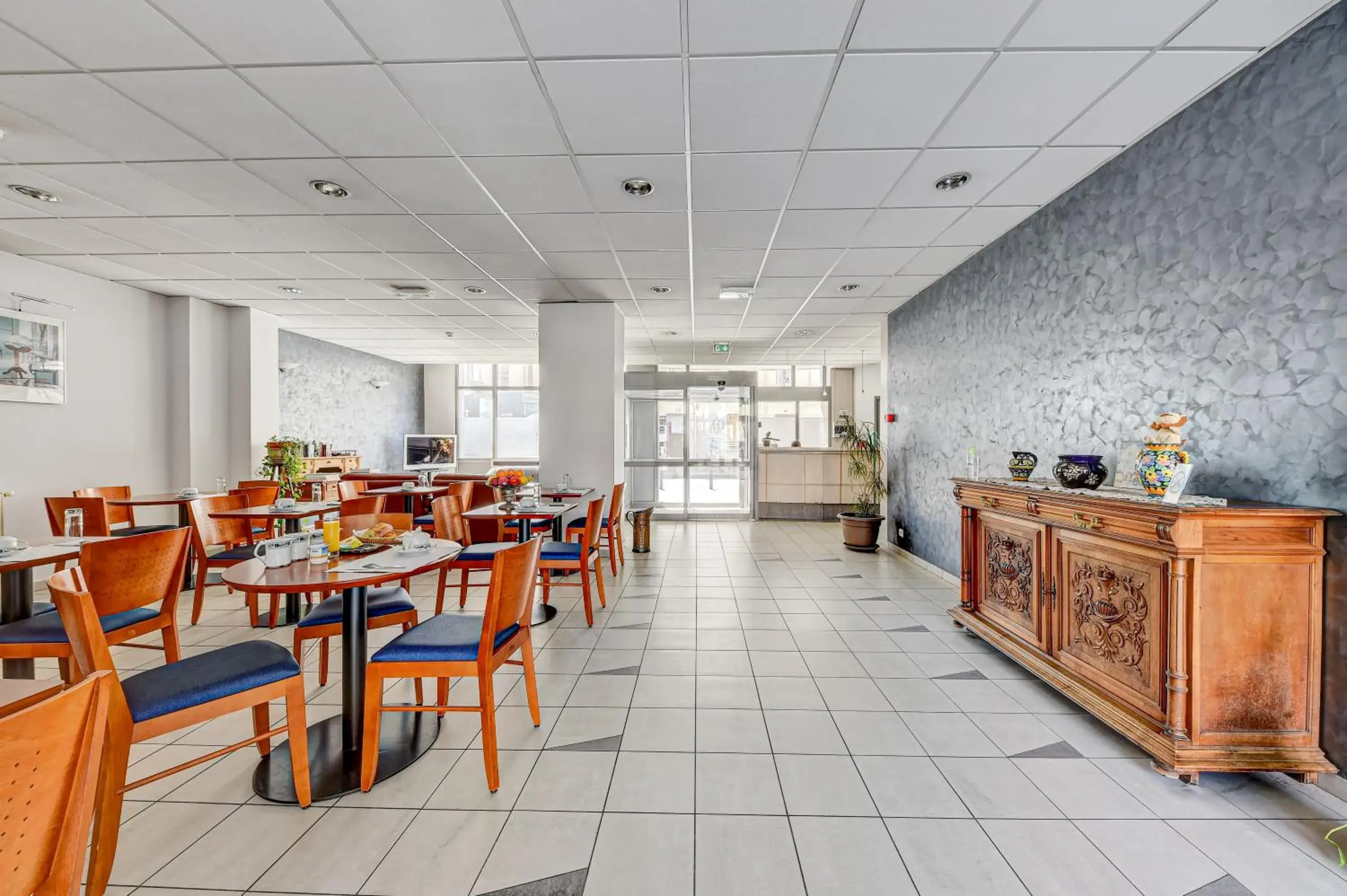 Lounge or bar in Hôtel Robespierre Ex Idéal hôtel Paris - Montreuil Lounge or bar in Hôtel Robespierre Ex Idéal hôtel Paris - Montreuil