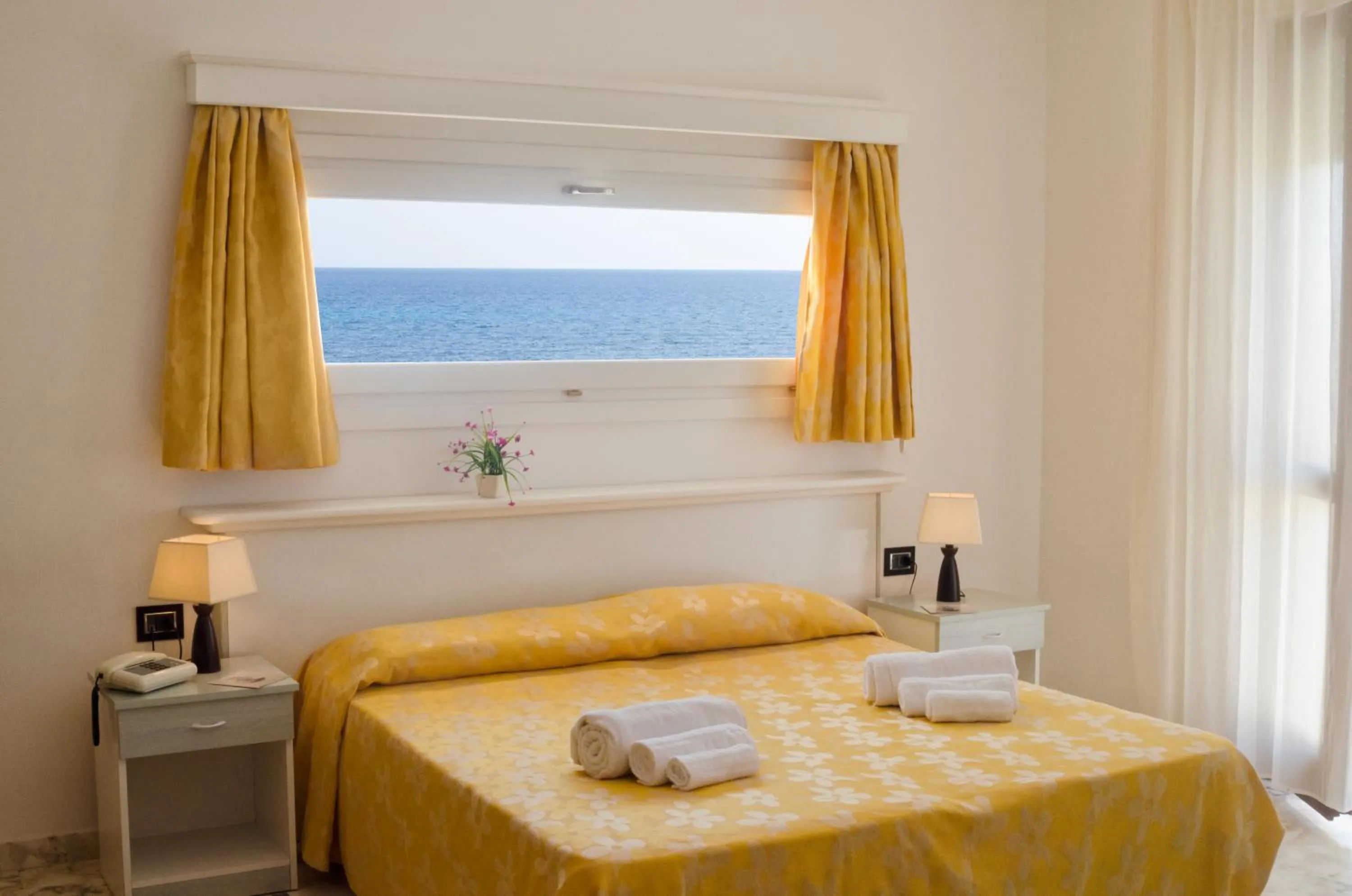 Sea view, Bed in Hotel Luna Lido