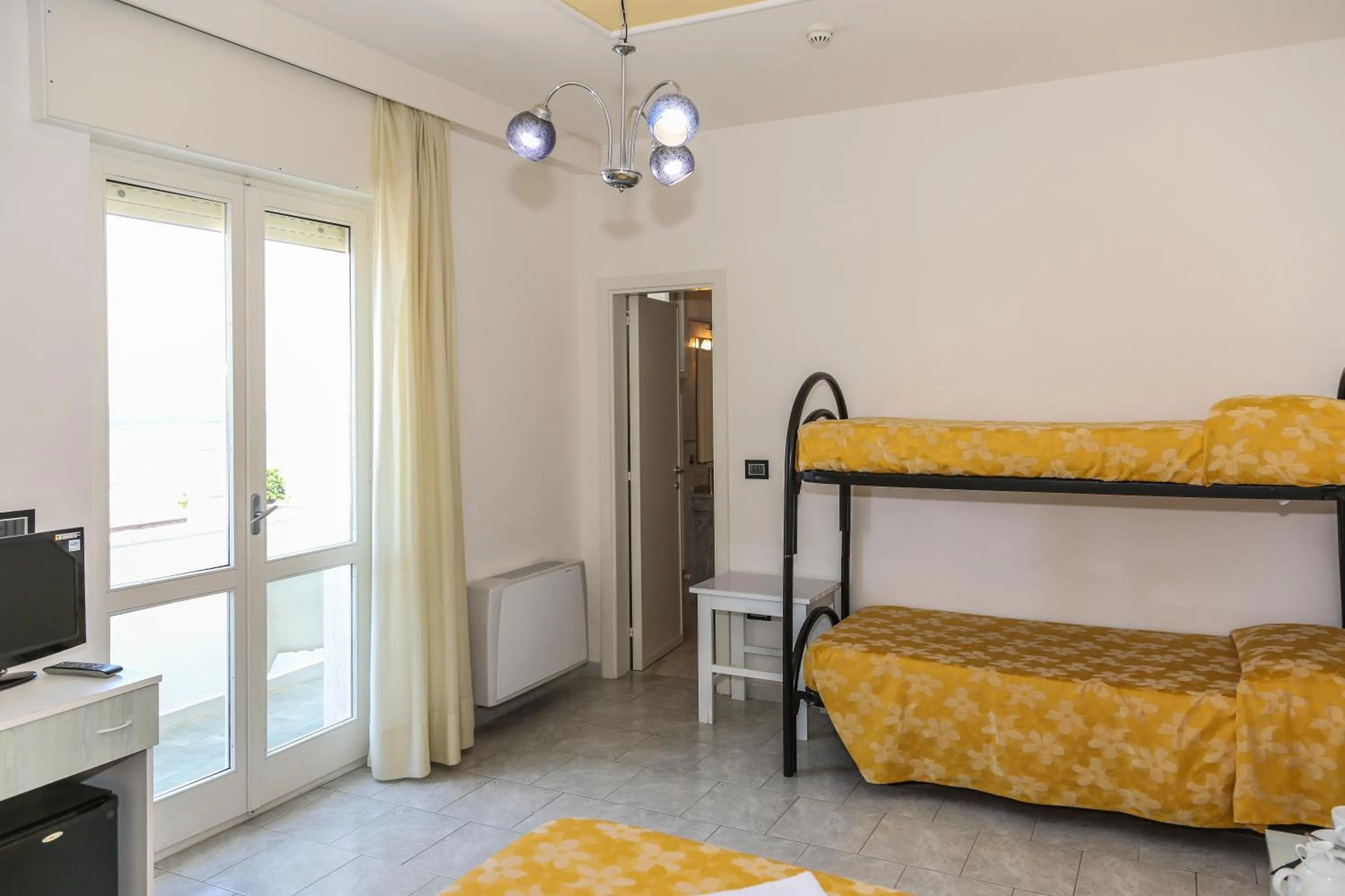 bunk bed, Bed in Hotel Luna Lido