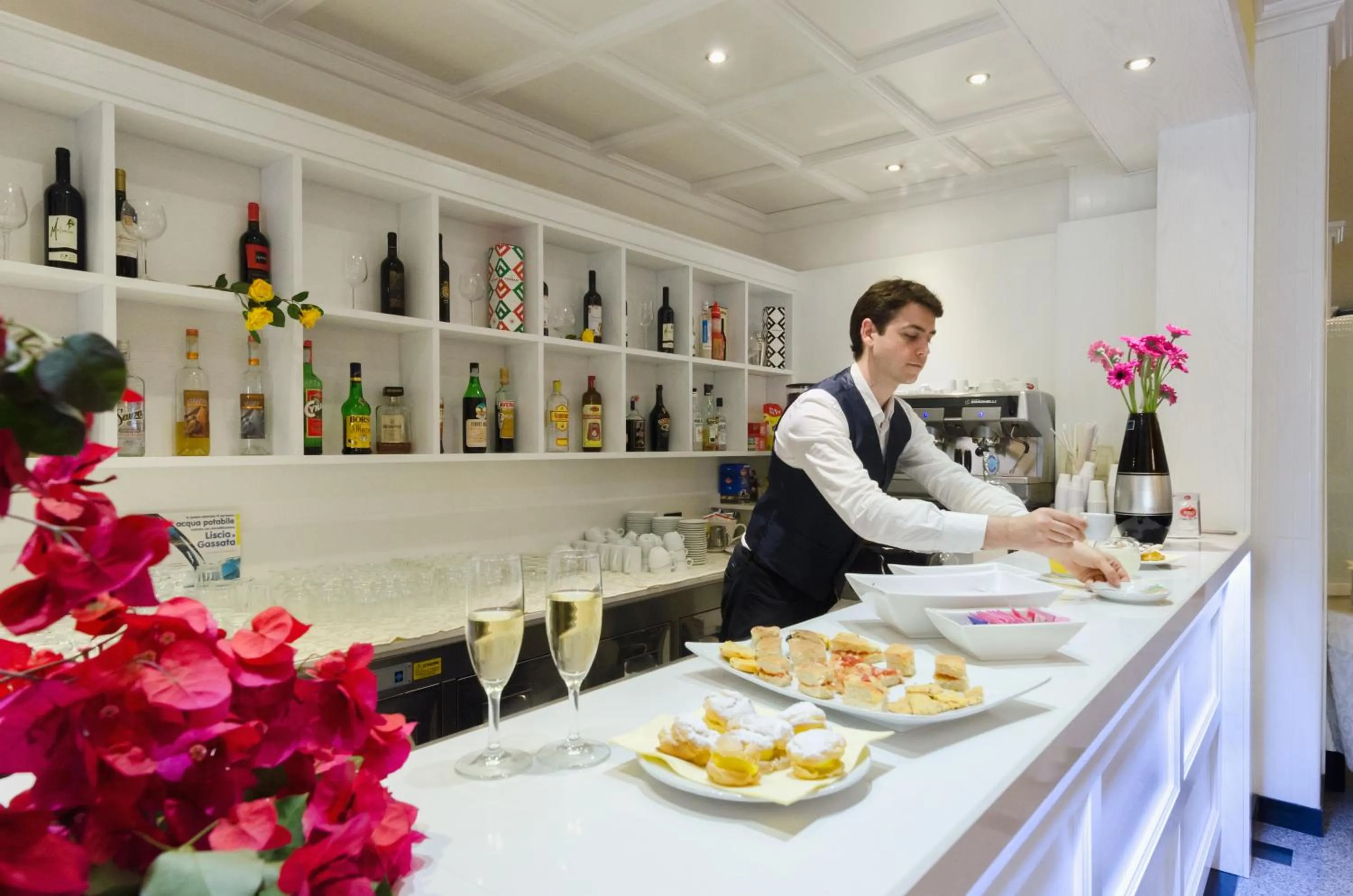 Lounge or bar in Hotel Luna Lido