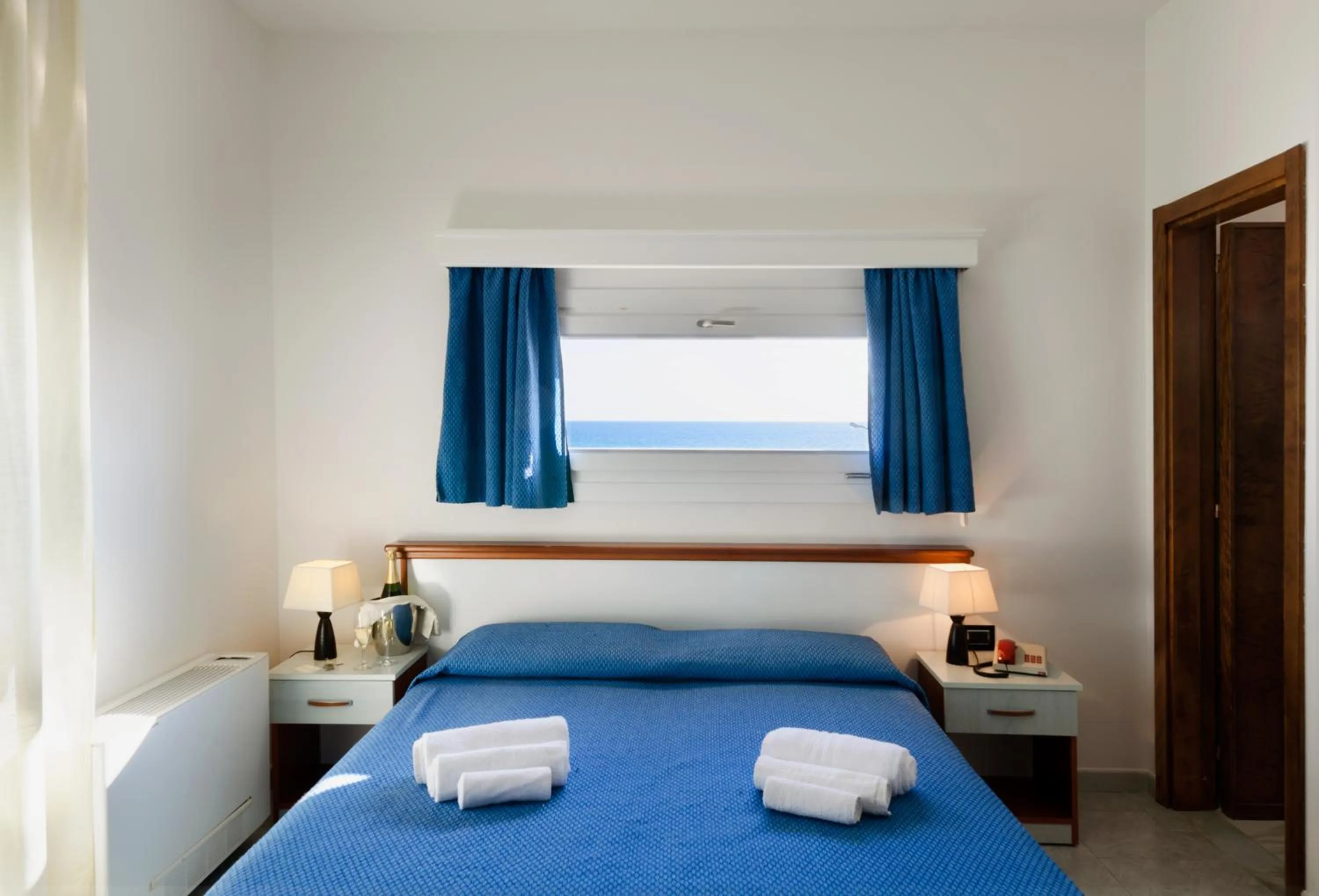 Sea view, Bed in Hotel Luna Lido