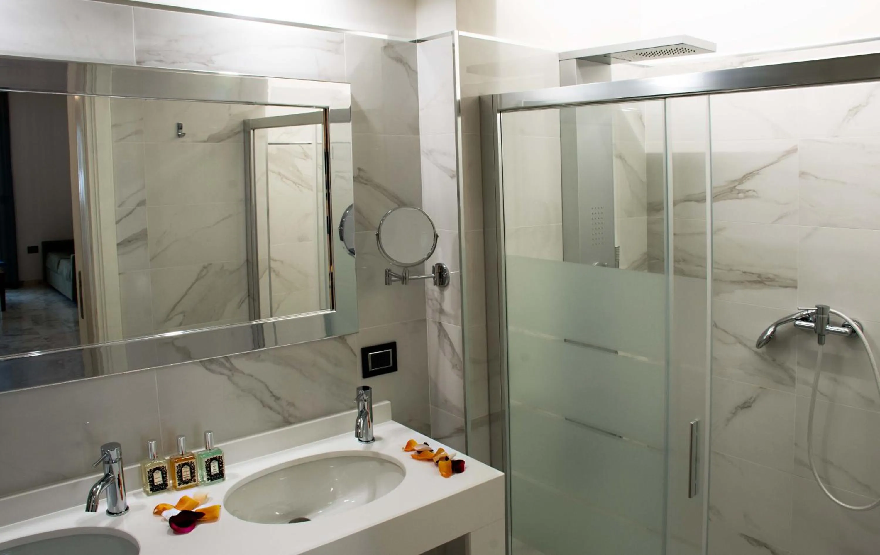 Shower in Hotel Luna Lido