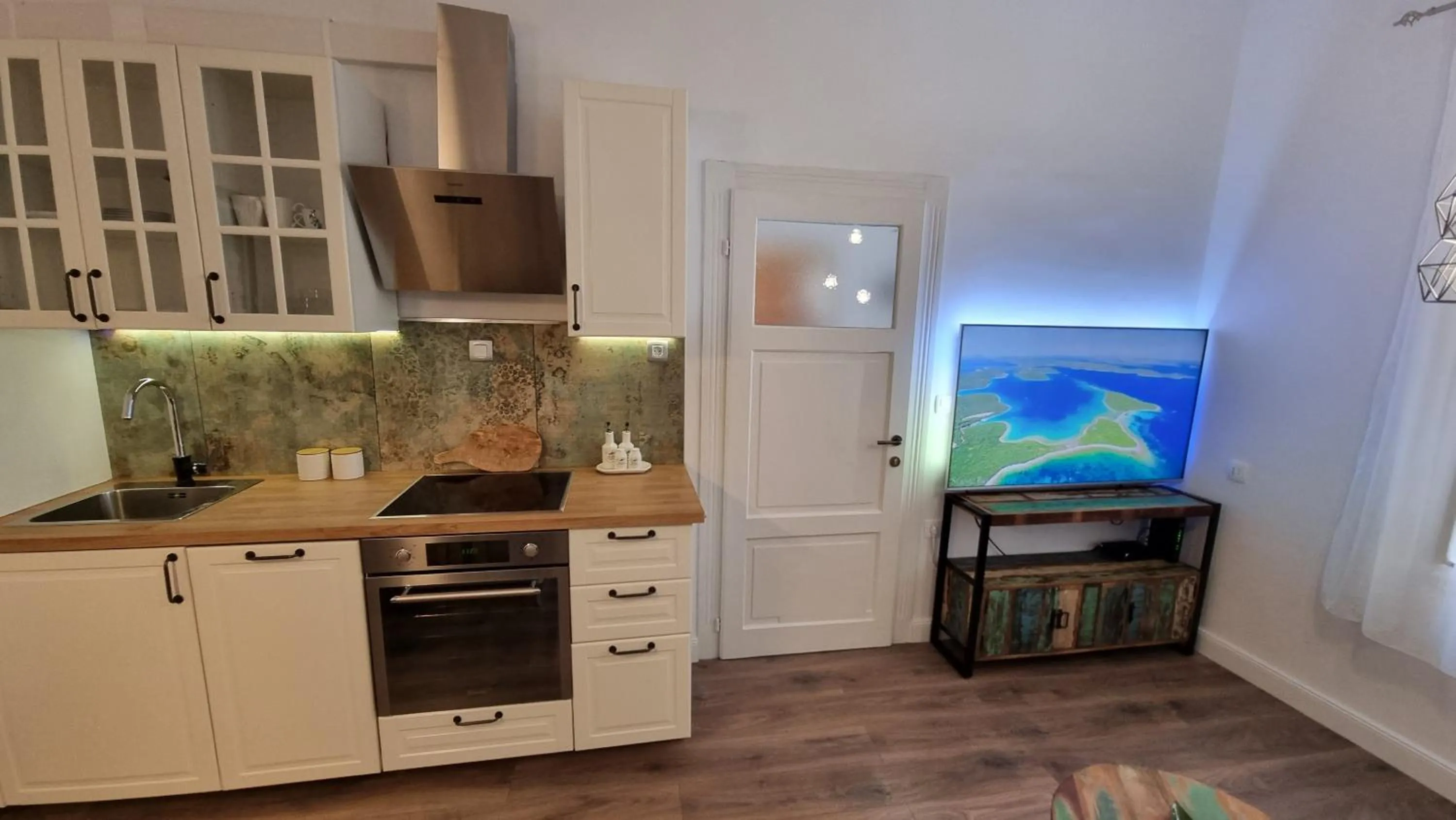 TV and multimedia in Luxury apartment Toni with patio in the heart of Split