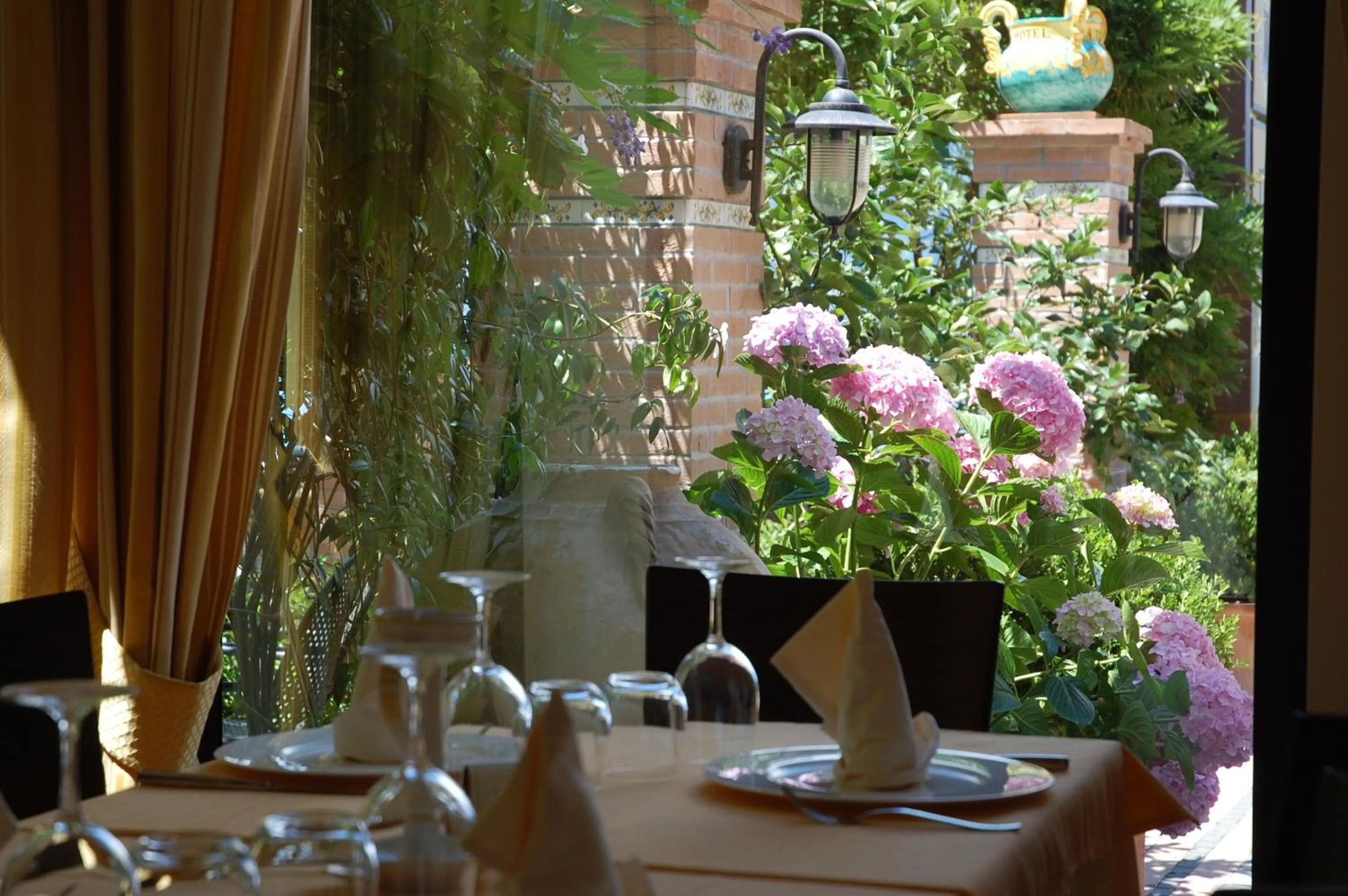 Restaurant/places to eat in Hotel La Torre