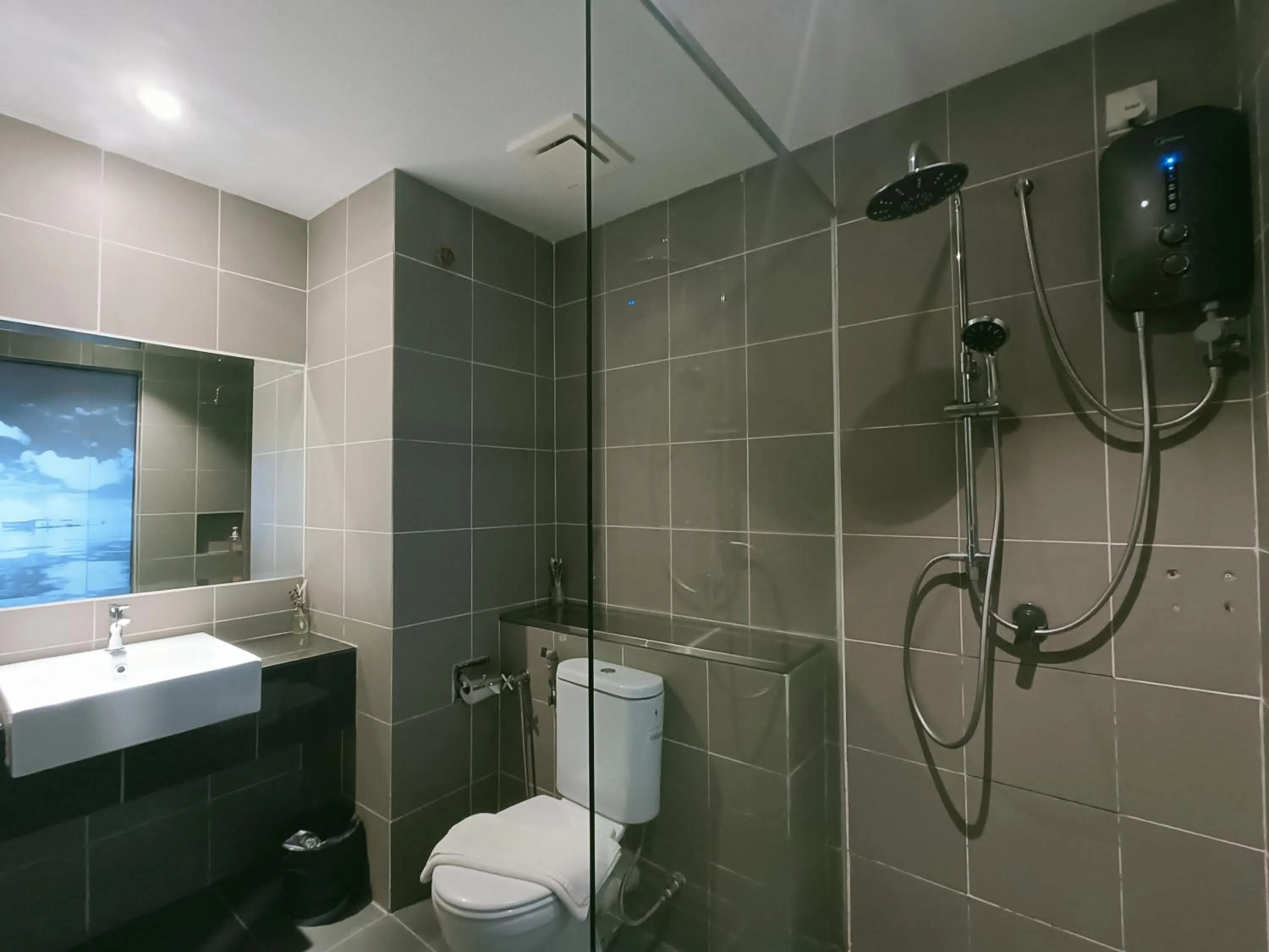 Shower in Owl Nest Suite' at aeropod sovo