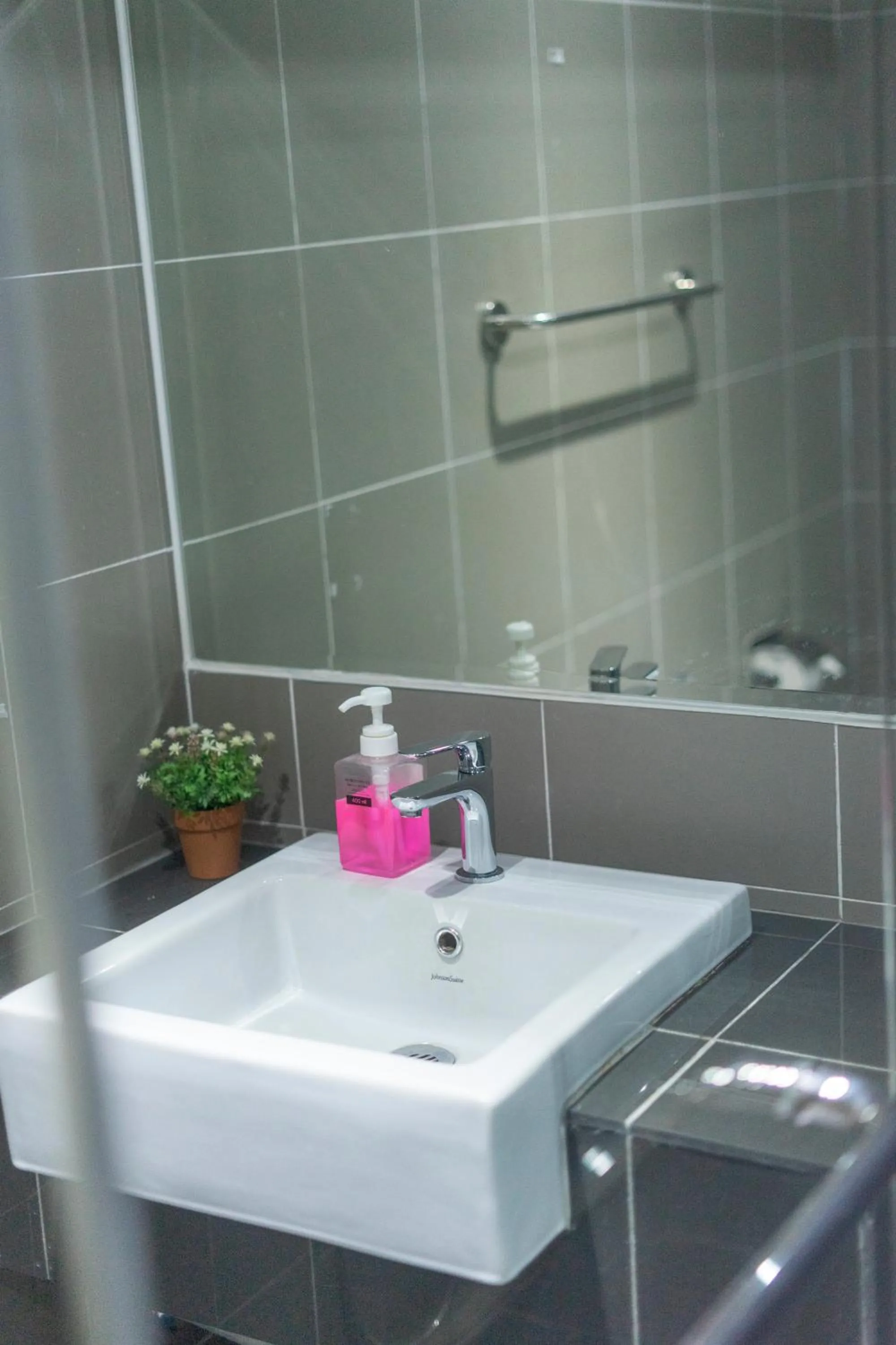 Bathroom in Owl Nest Suite' at aeropod sovo