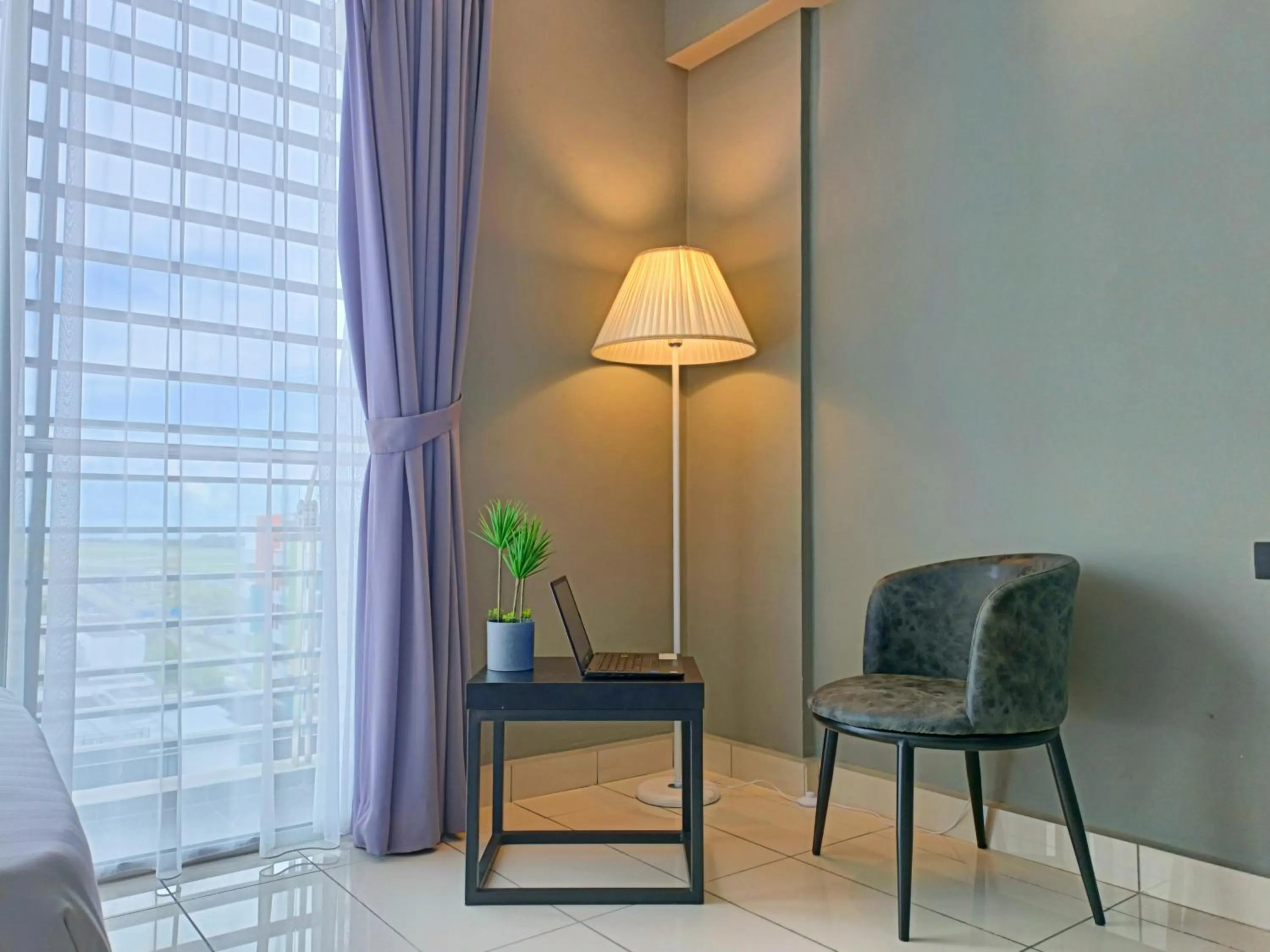 Seating area in Owl Nest Suite' at aeropod sovo