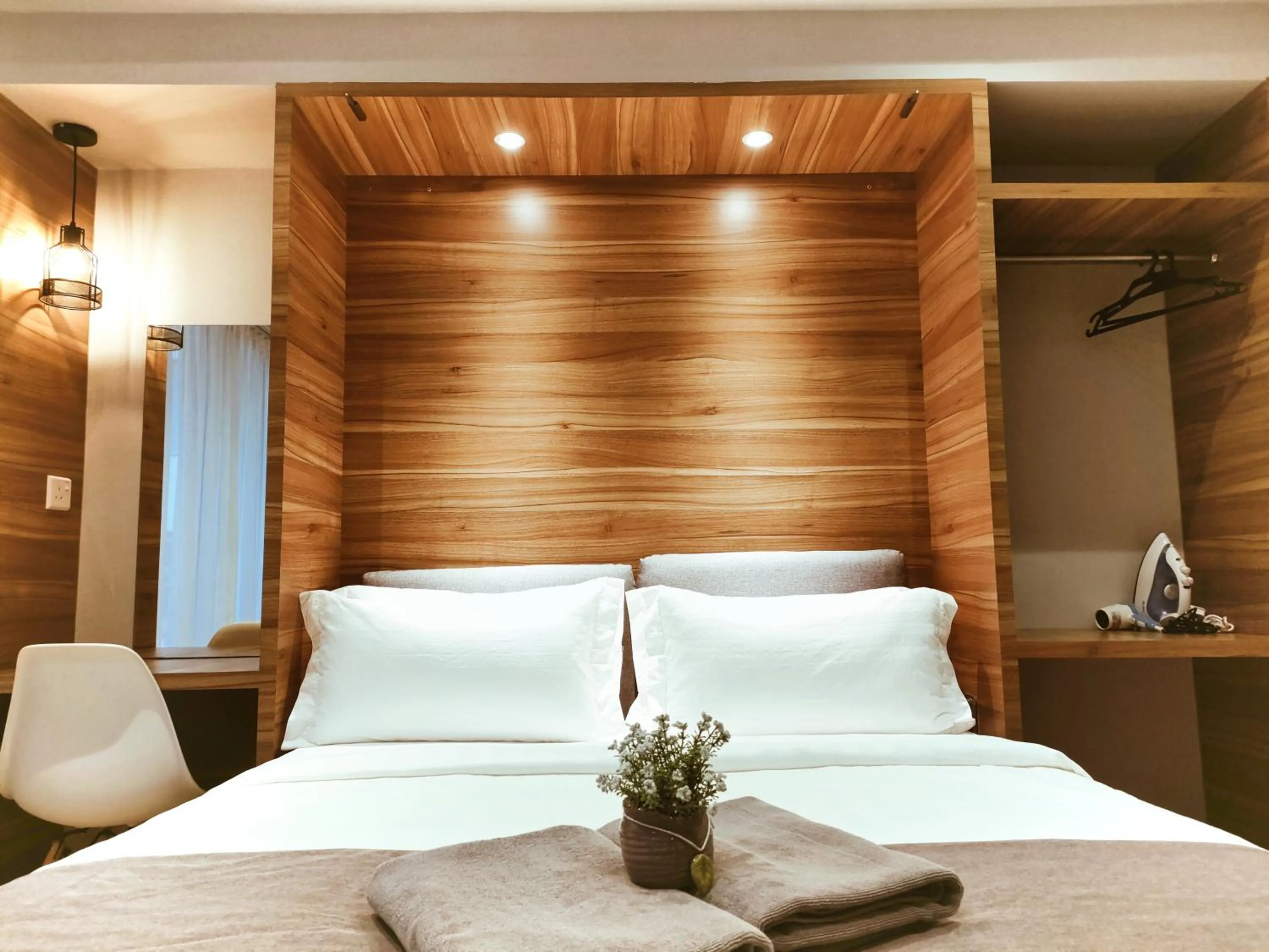 Bed in Owl Nest Suite' at aeropod sovo