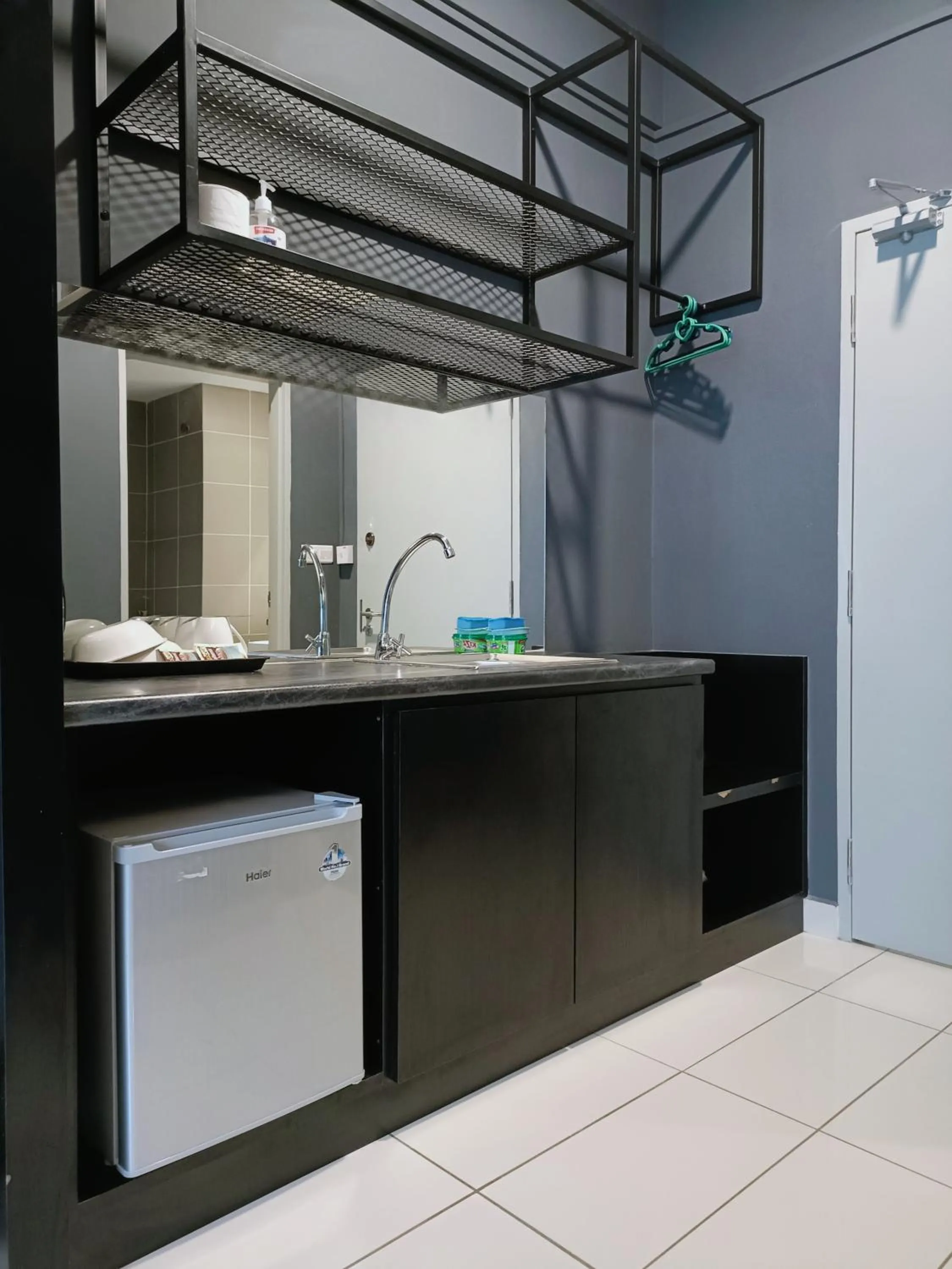 Kitchen or kitchenette in Owl Nest Suite' at aeropod sovo
