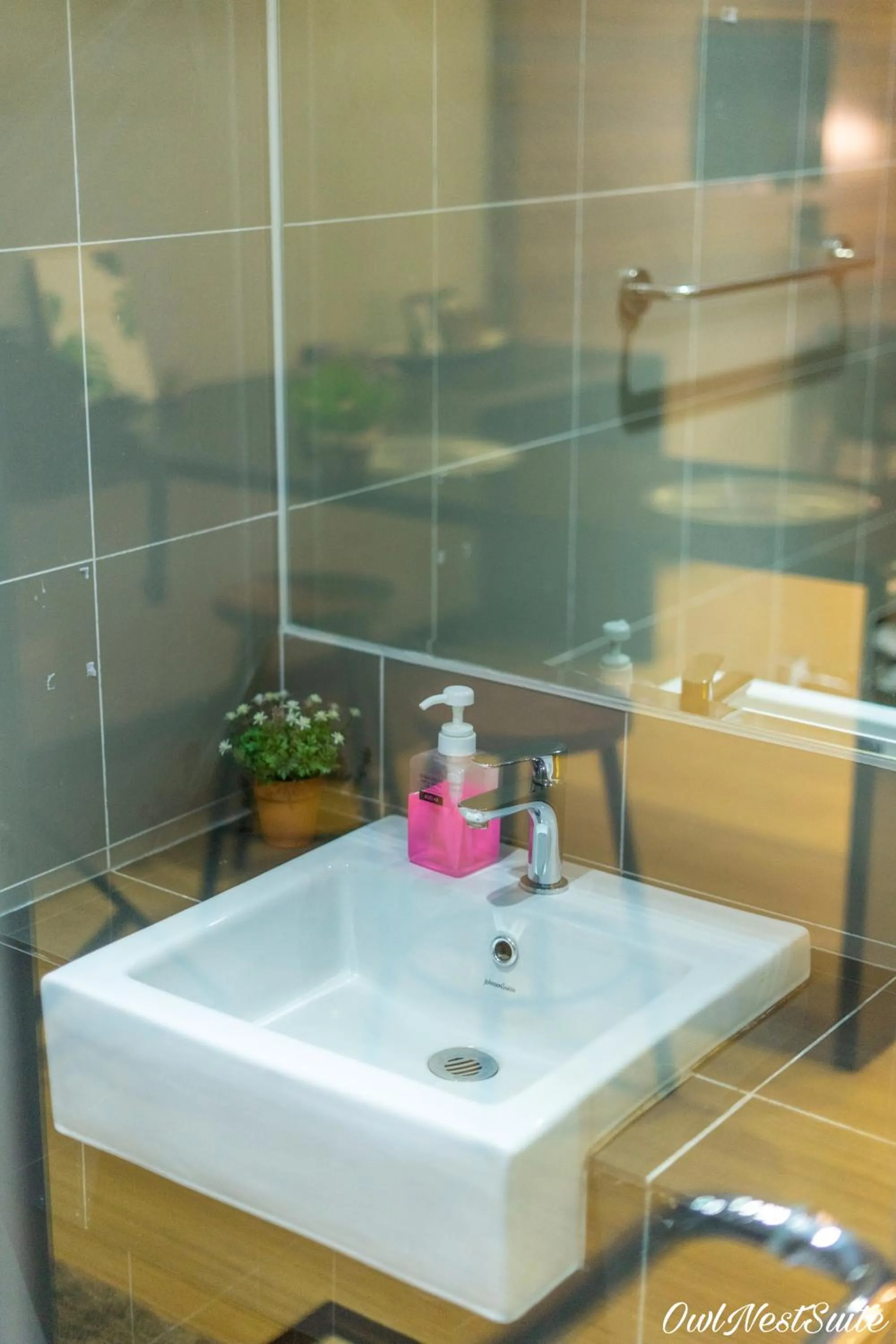 Bathroom in Owl Nest Suite' at aeropod sovo