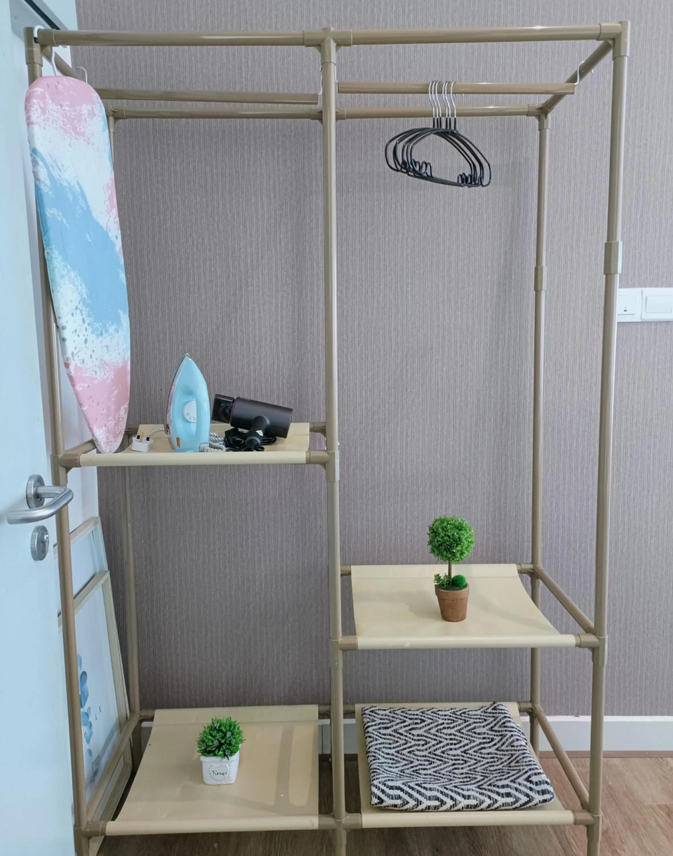 wardrobe in Owl Nest Suite' at aeropod sovo