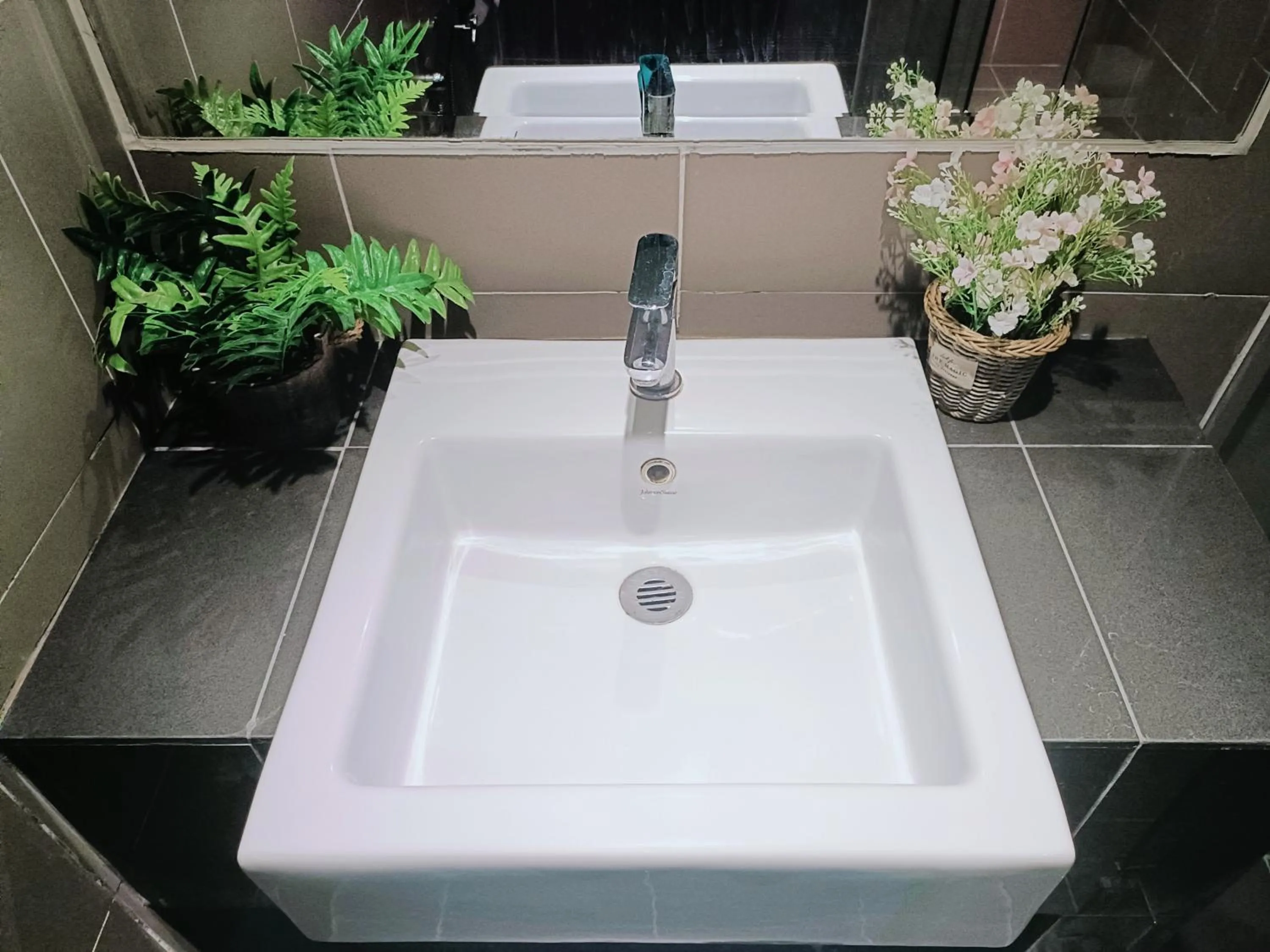 Bathroom in Owl Nest Suite' at aeropod sovo