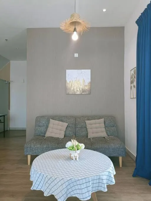Seating area in Owl Nest Suite' at aeropod sovo