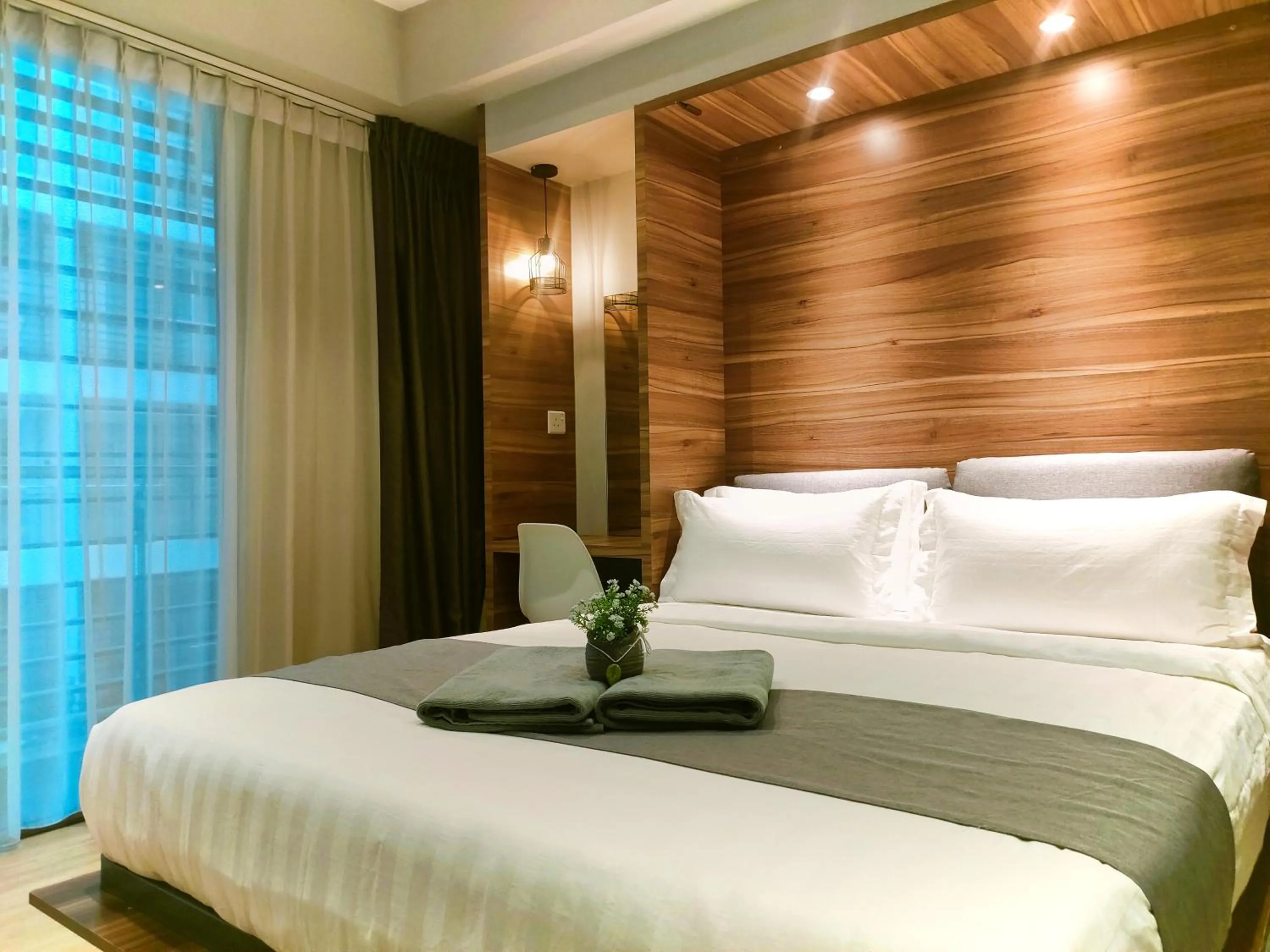 Photo of the whole room, Bed in Owl Nest Suite' at aeropod sovo