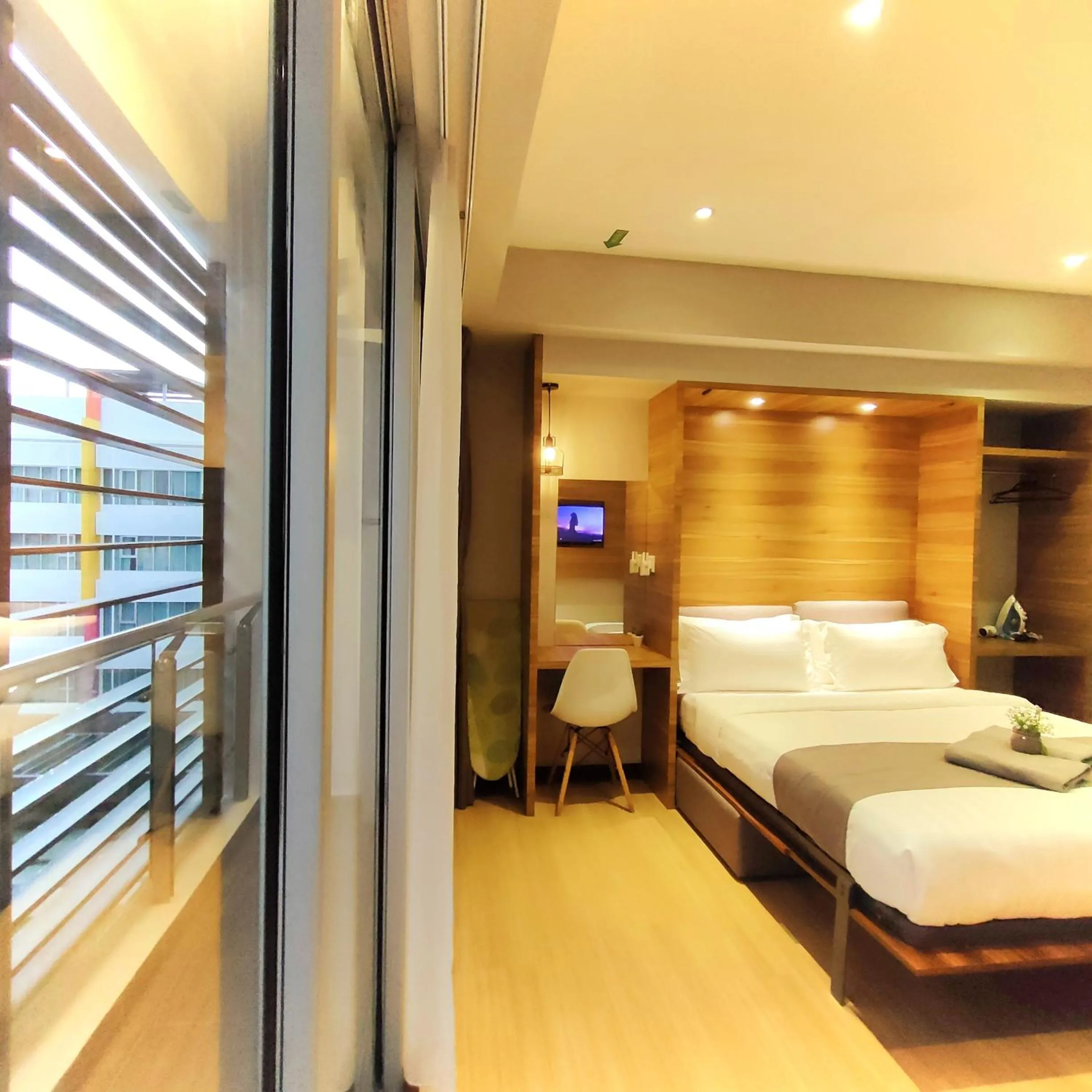 Photo of the whole room, Bed in Owl Nest Suite' at aeropod sovo