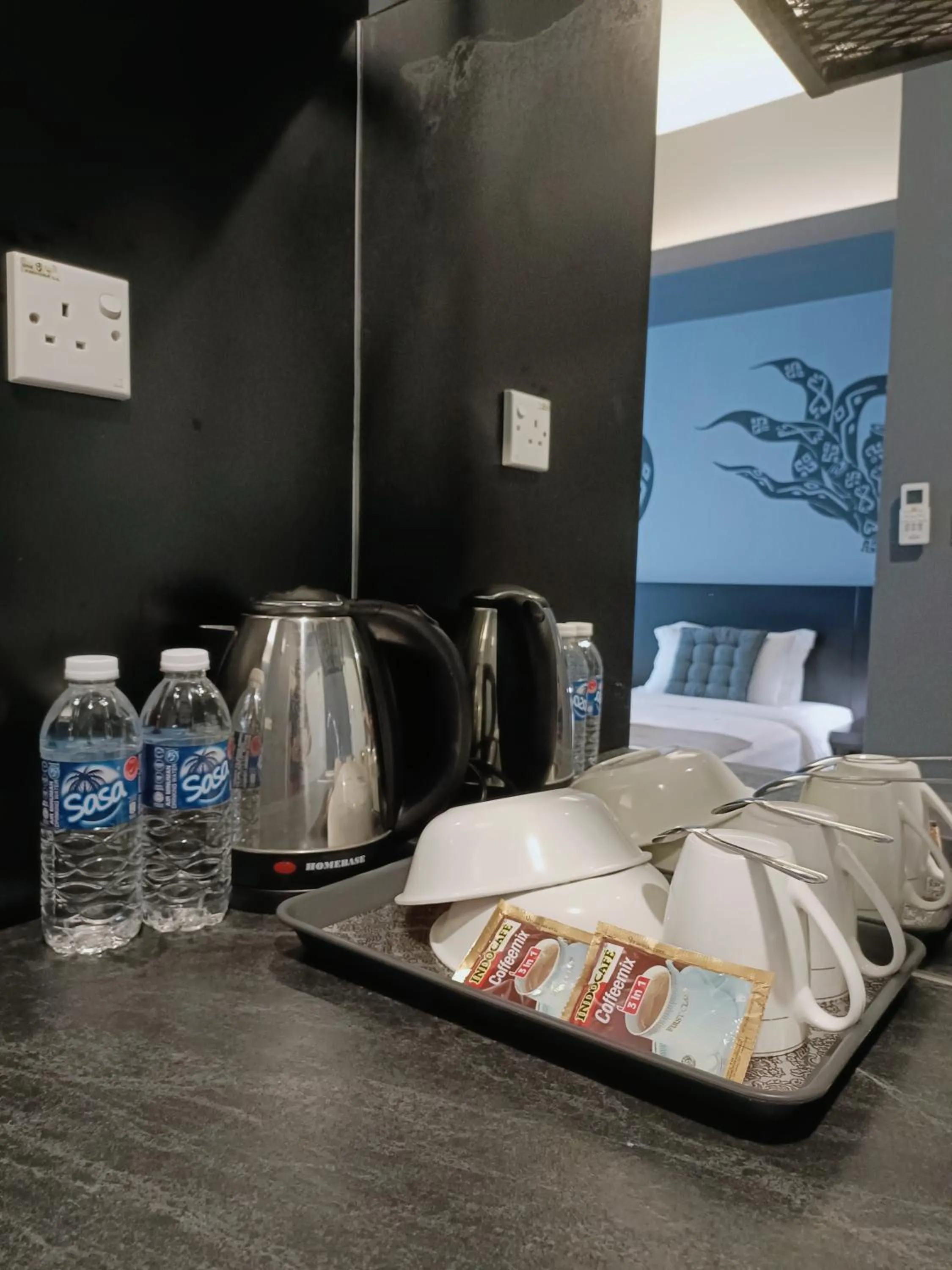 Kitchen or kitchenette, Bed in Owl Nest Suite' at aeropod sovo