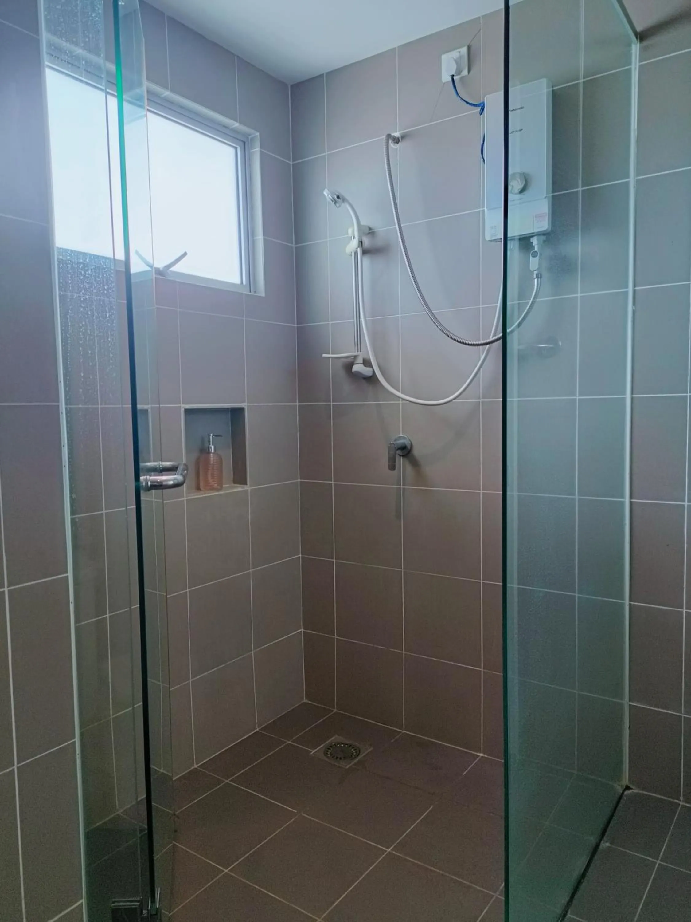 Shower in Owl Nest Suite' at aeropod sovo