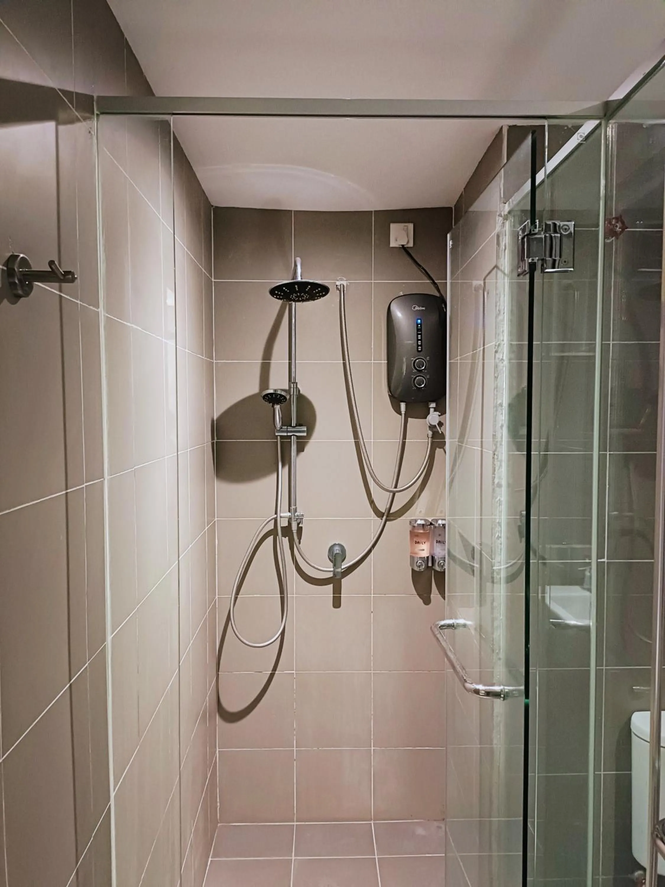 Shower in Owl Nest Suite' at aeropod sovo