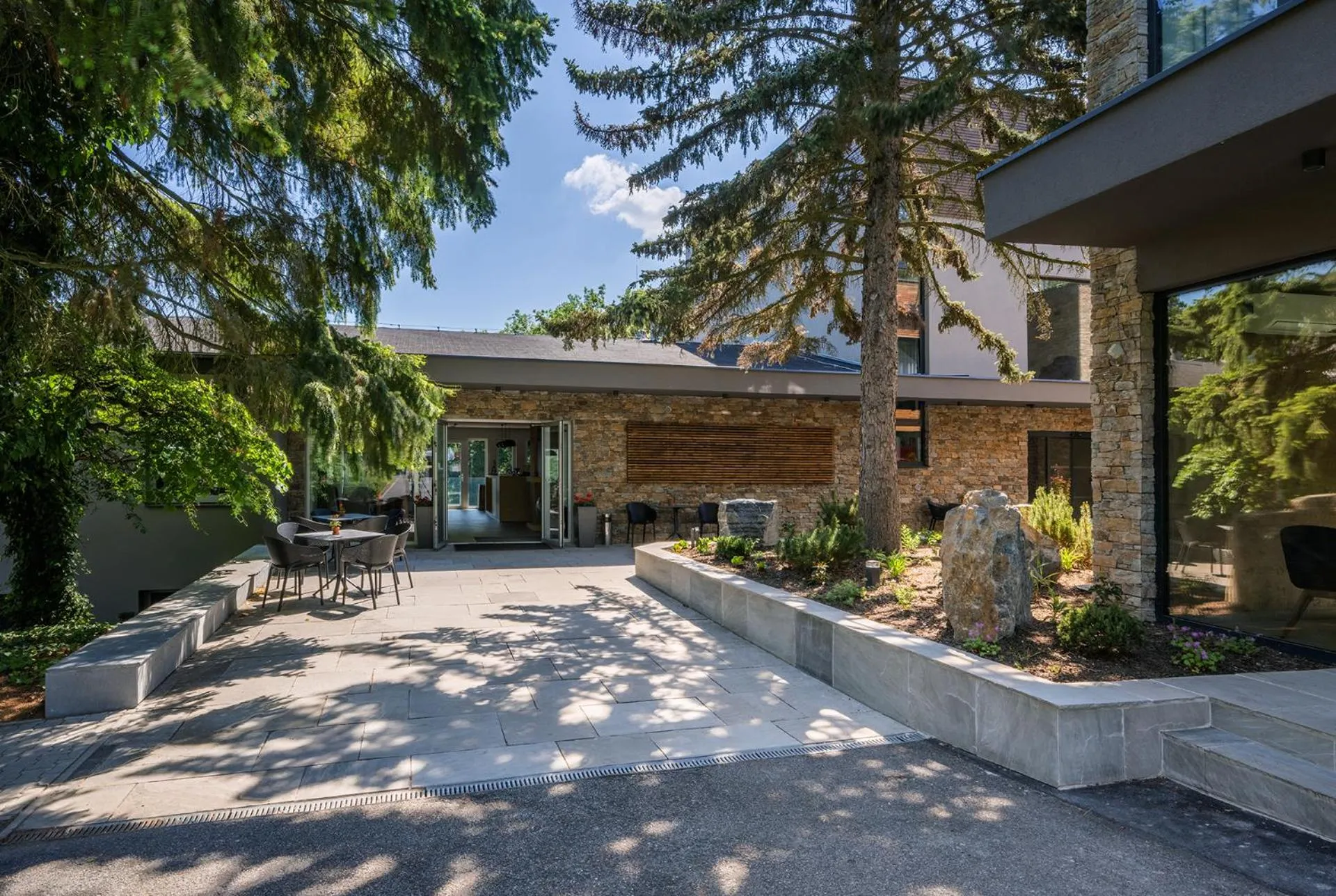 Facade/entrance in Vista Resort Prague