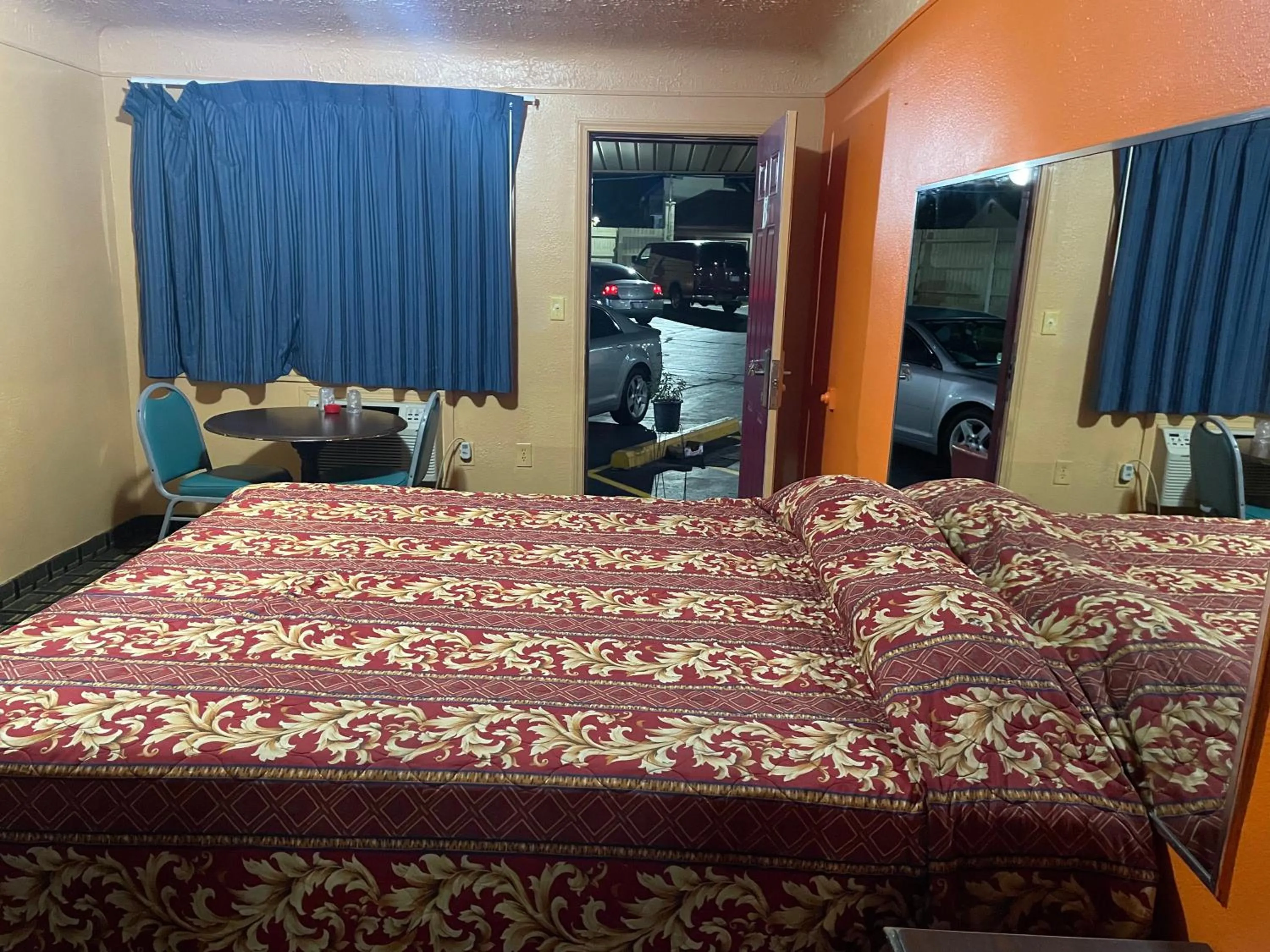 Deluxe Inn Motel
