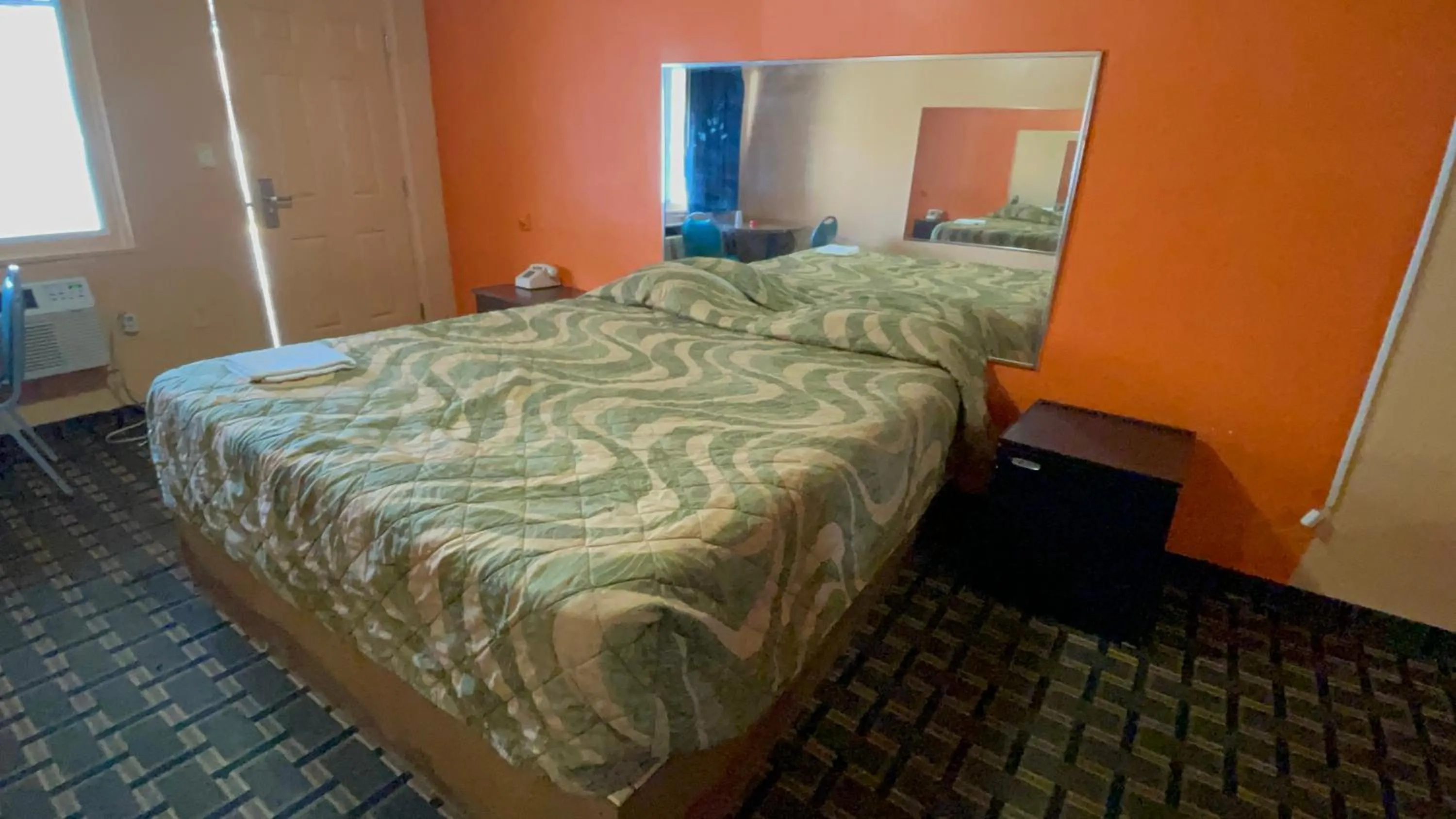 Deluxe Inn Motel