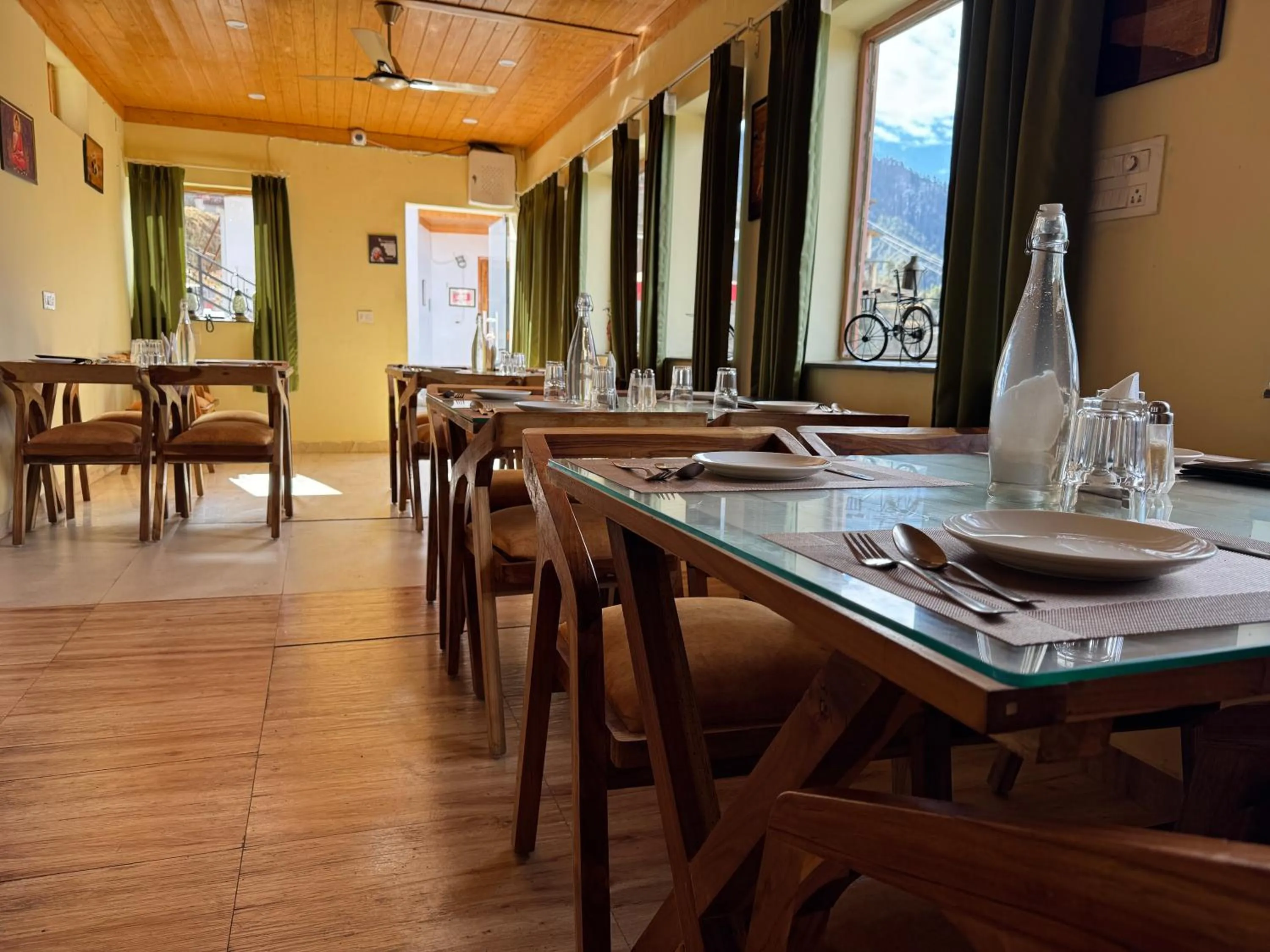 Restaurant/places to eat in The Vintage Hill Village - Himalayan Boutique Resort