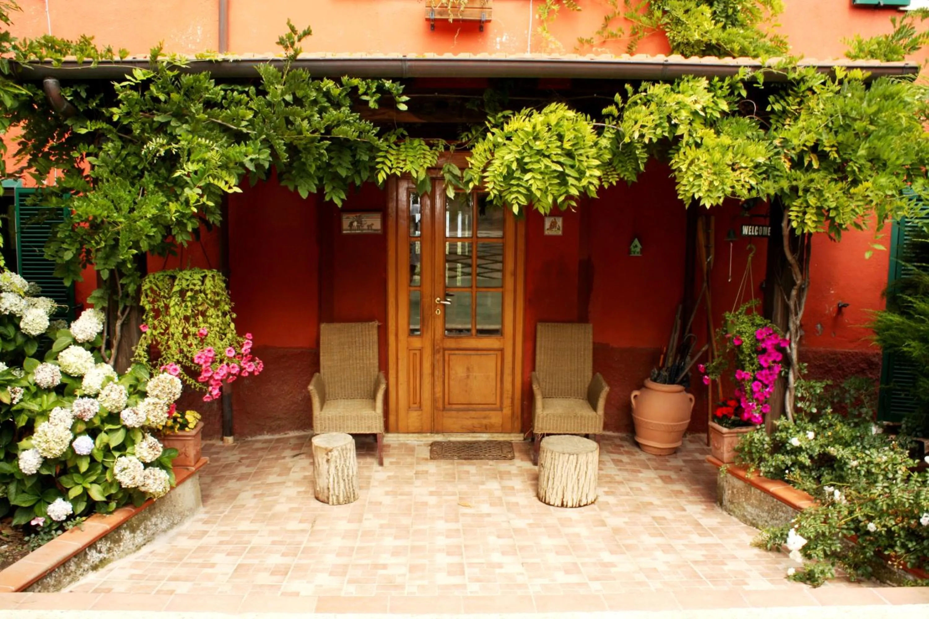 Facade/entrance in La Finestra sul Lago