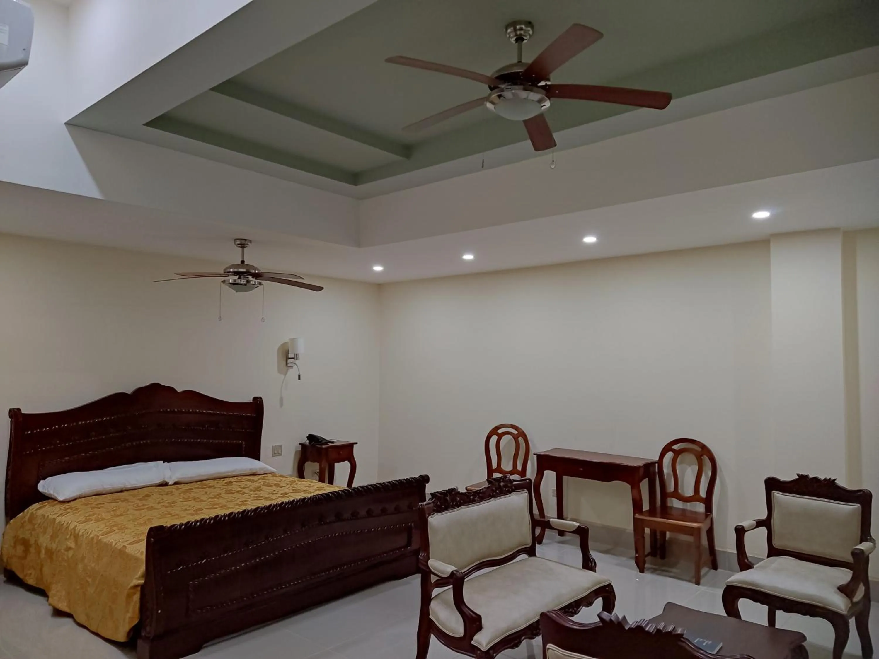 Seating area, Bed in GRAN HOTEL VICTORIA