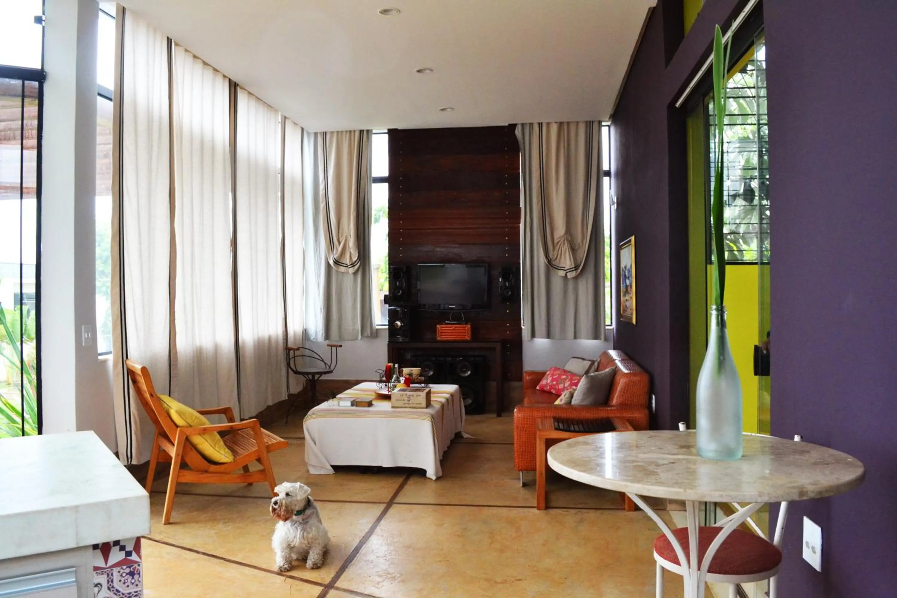 Communal lounge/ TV room in Espelho D'Água Pousada - Capitólio