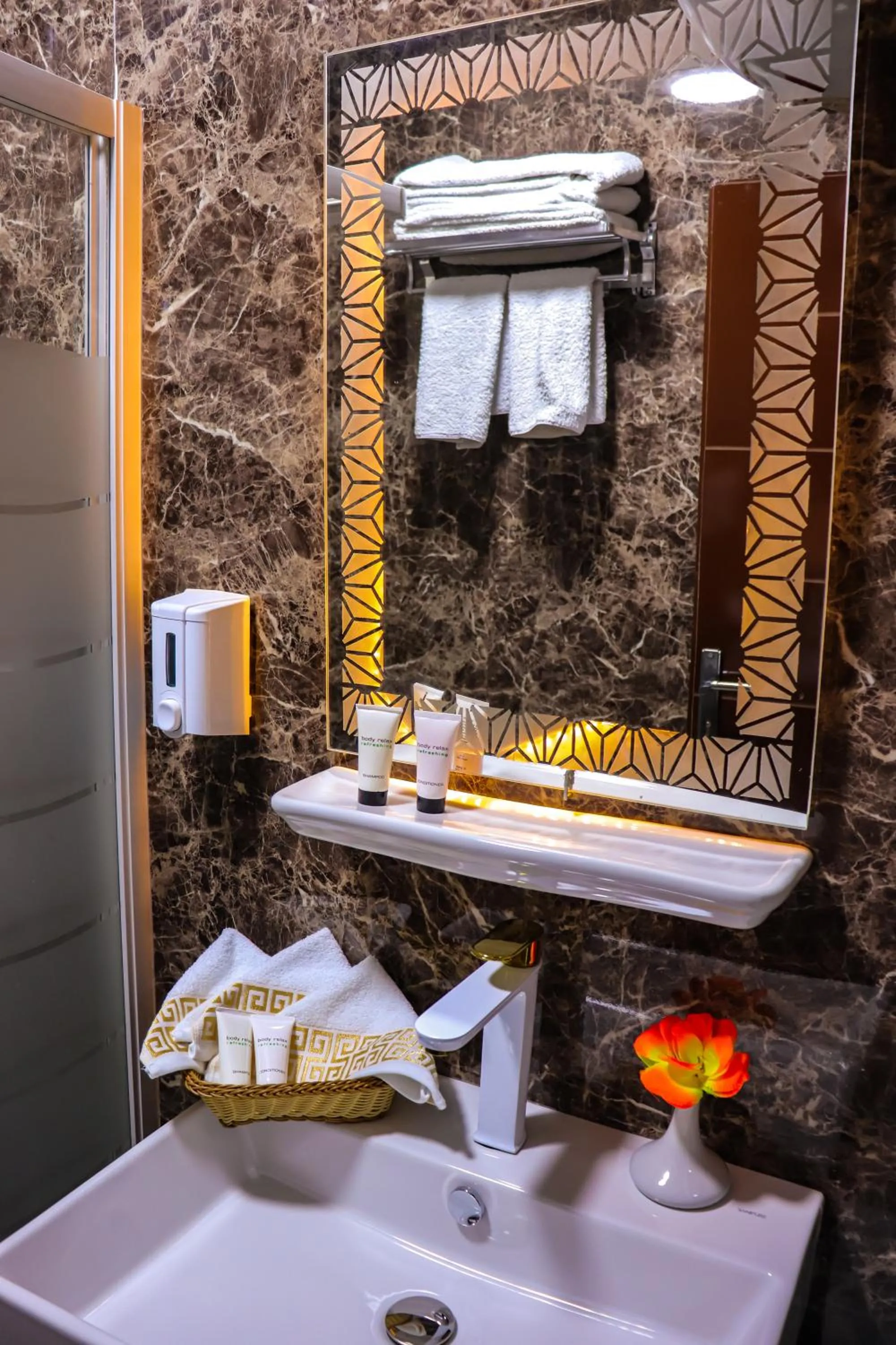 Bathroom in Golden Pyramids Inn