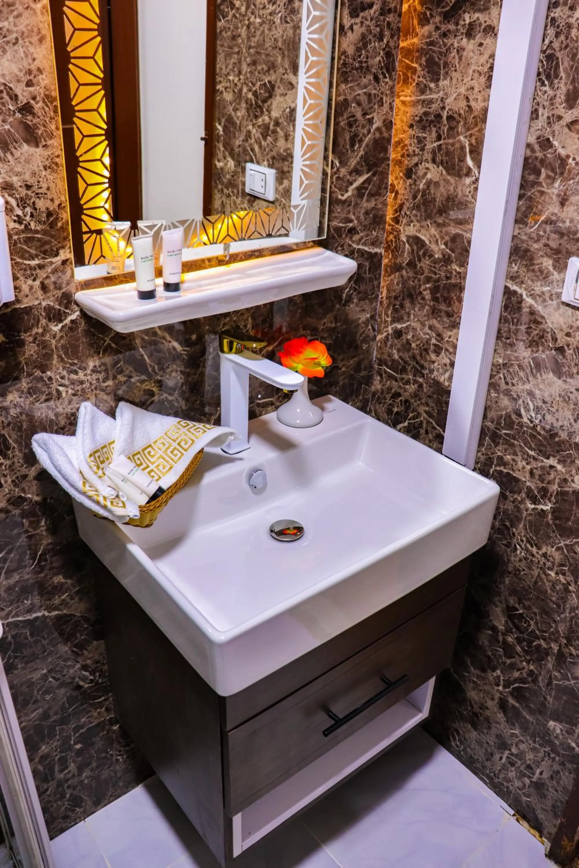 Bathroom in Golden Pyramids Inn