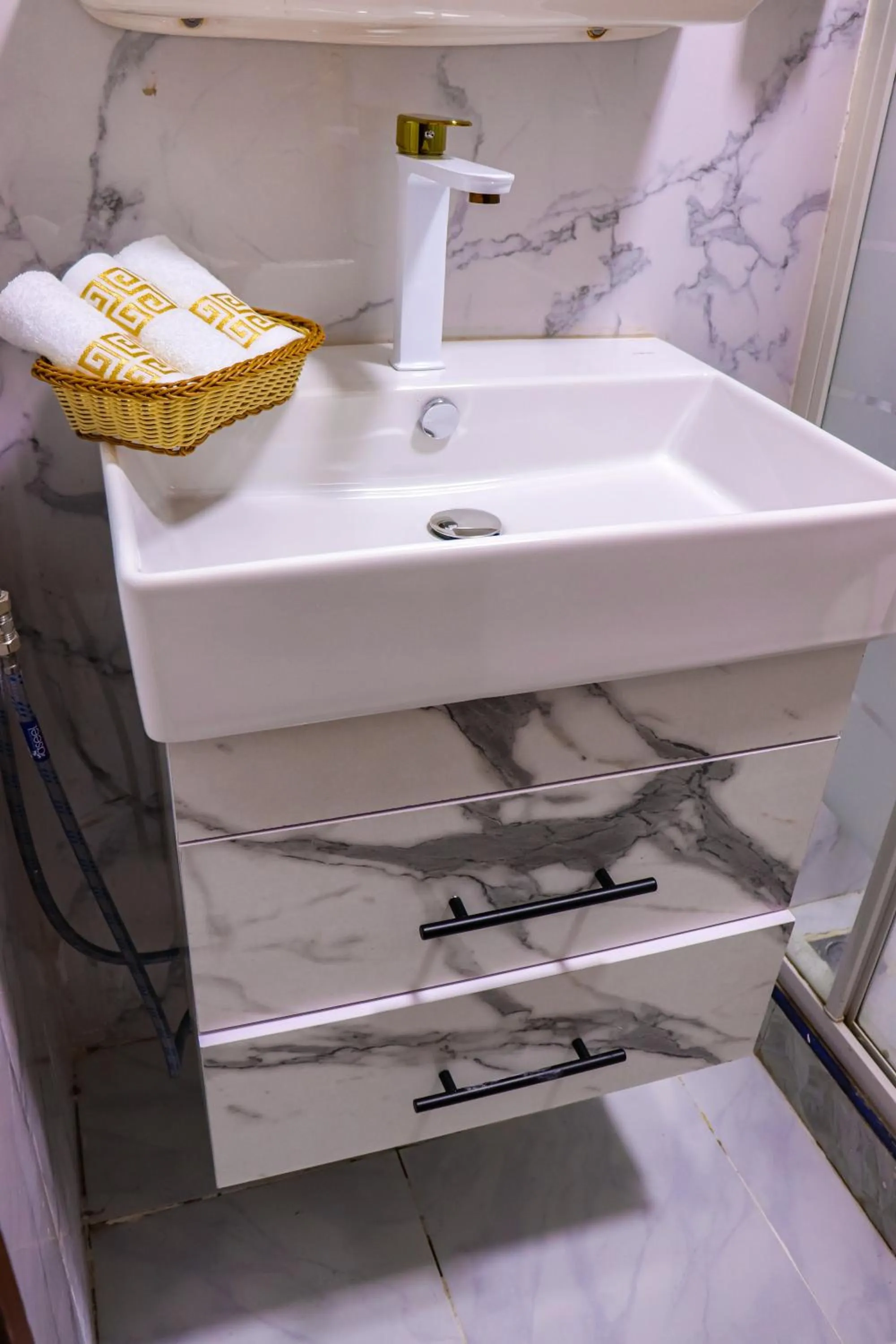 Bathroom in Golden Pyramids Inn